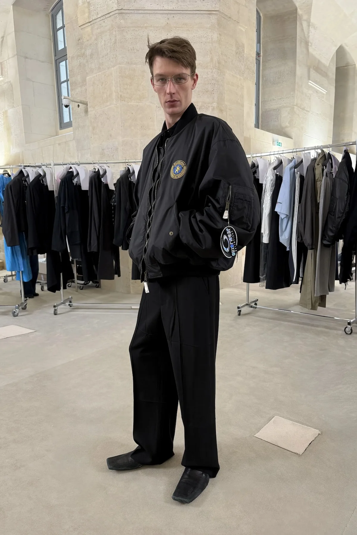 Balenciaga automne 2025 transforme l'ordinaire en extraordinaire