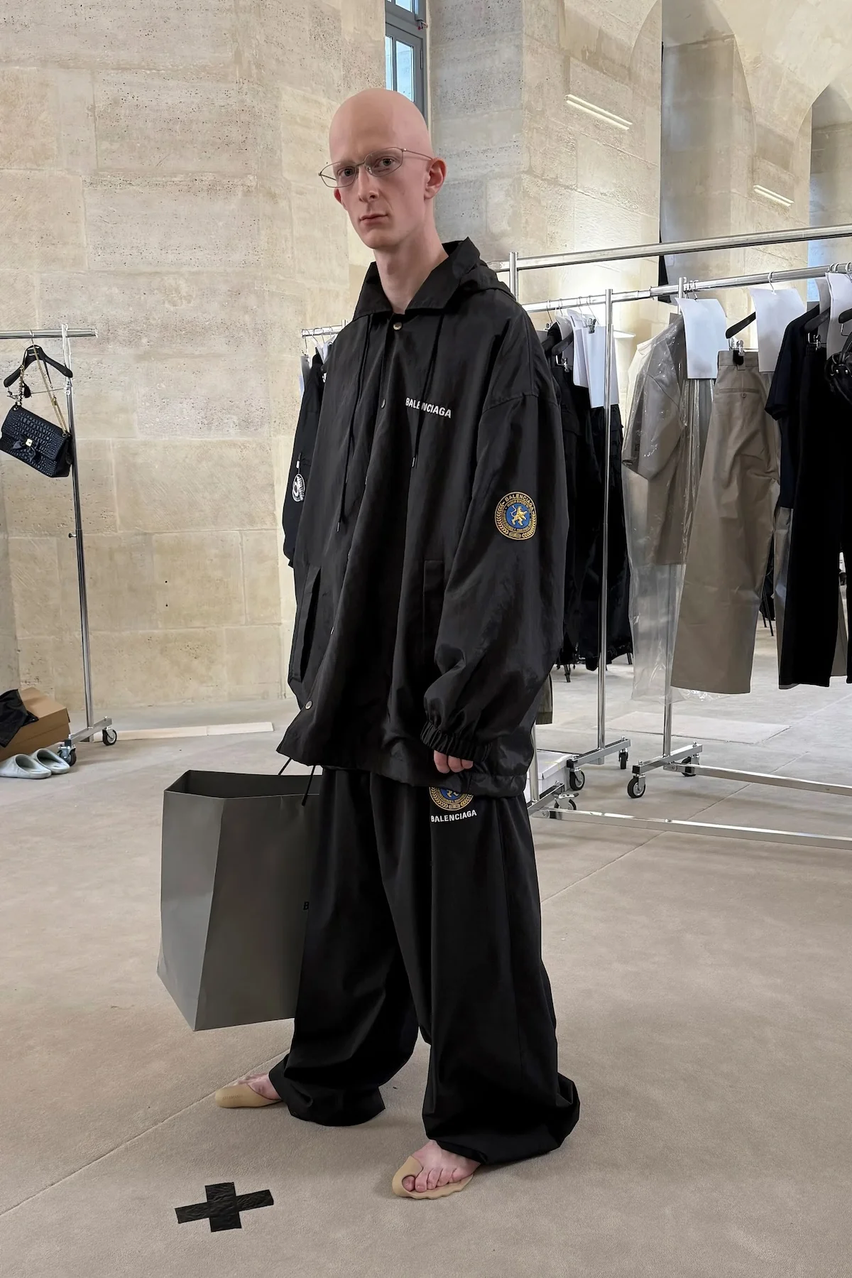 Balenciaga automne 2025 transforme l'ordinaire en extraordinaire