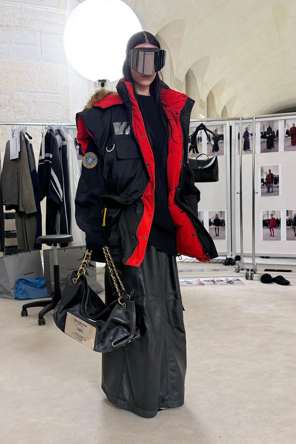 Balenciaga automne 2025 transforme l'ordinaire en extraordinaire