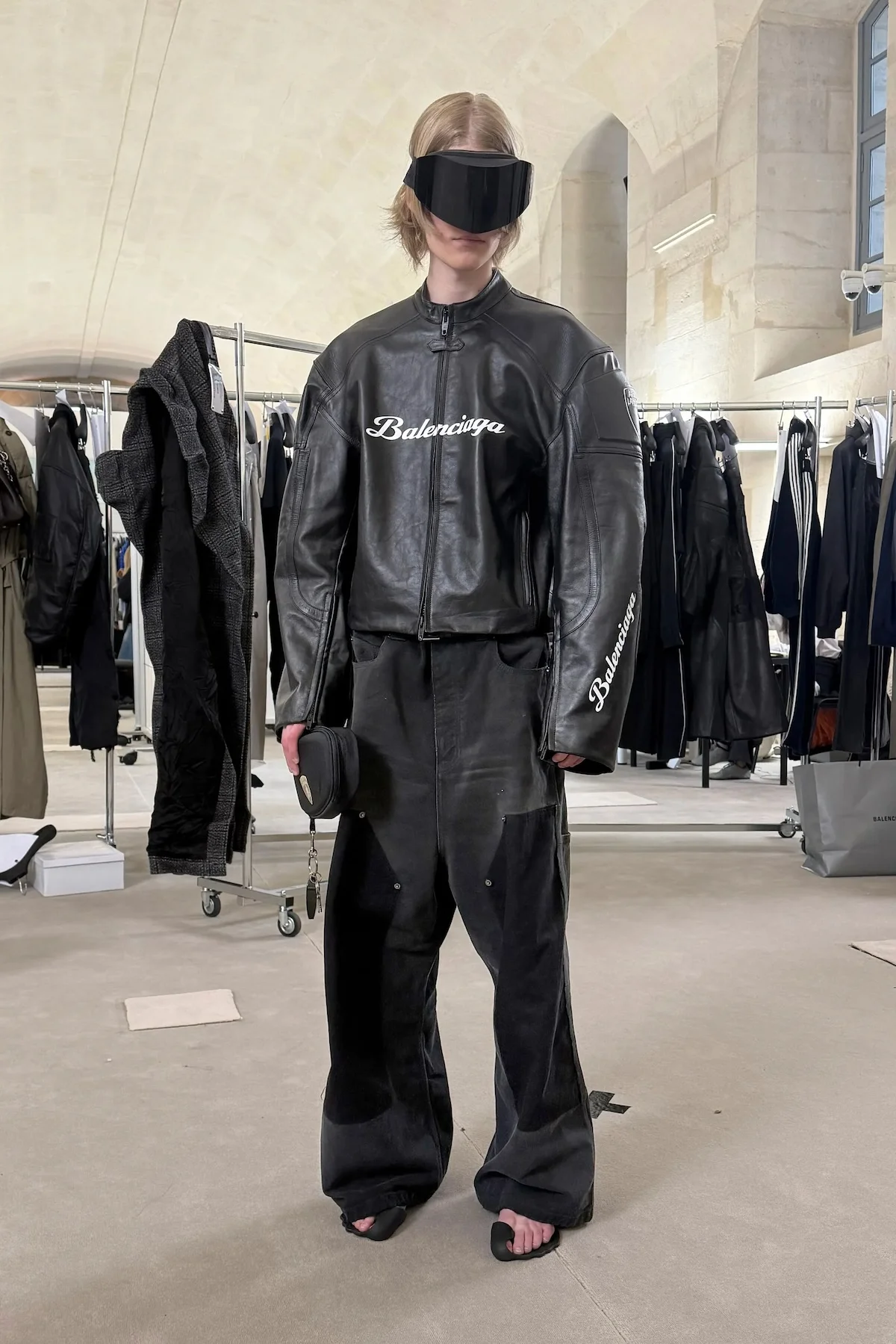 Balenciaga automne 2025 transforme l'ordinaire en extraordinaire