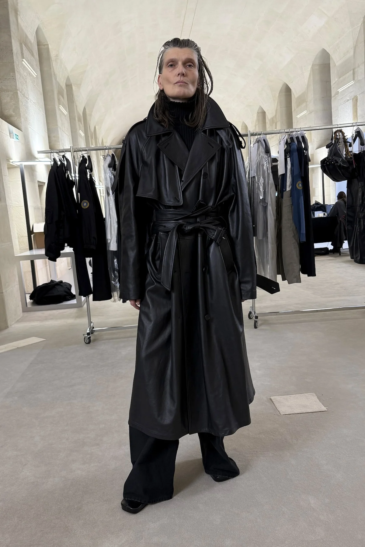 Balenciaga automne 2025 transforme l'ordinaire en extraordinaire