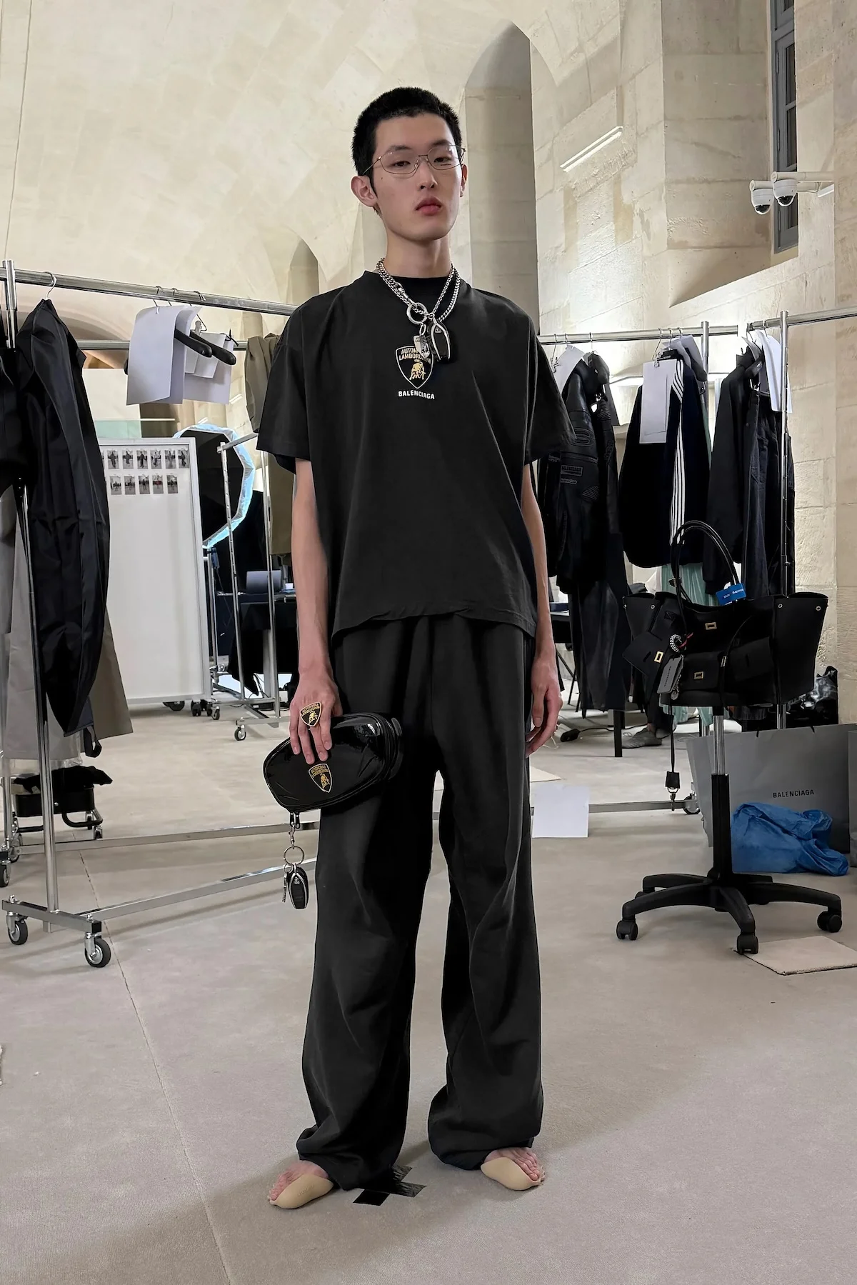 Balenciaga automne 2025 transforme l'ordinaire en extraordinaire