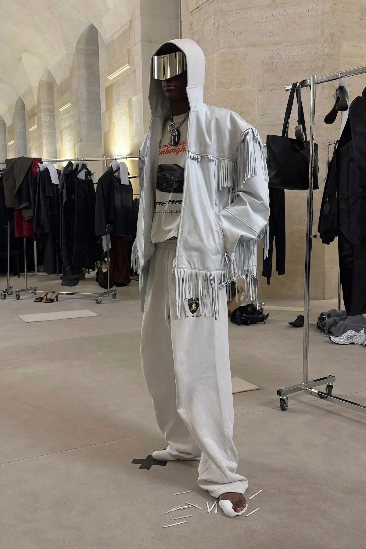 Balenciaga automne 2025 transforme l'ordinaire en extraordinaire
