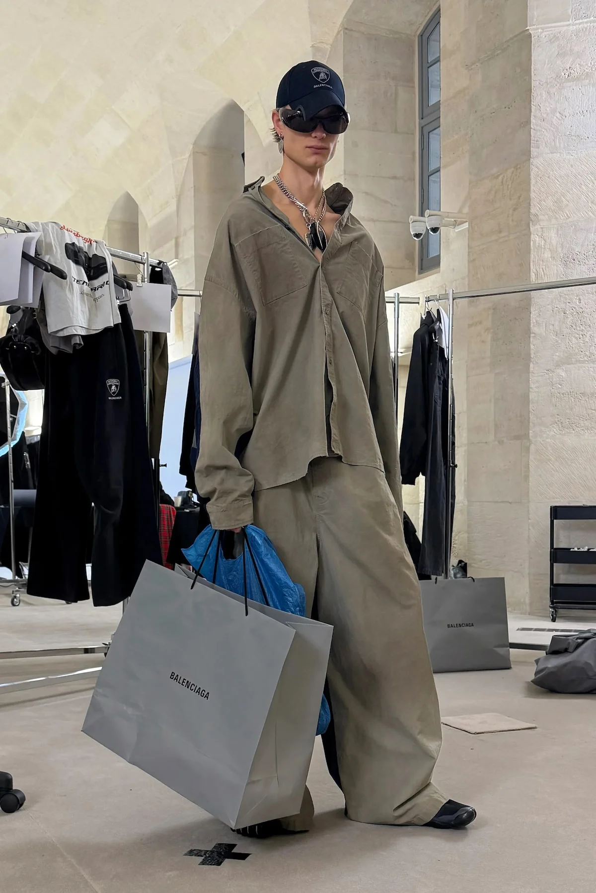 Balenciaga automne 2025 transforme l'ordinaire en extraordinaire
