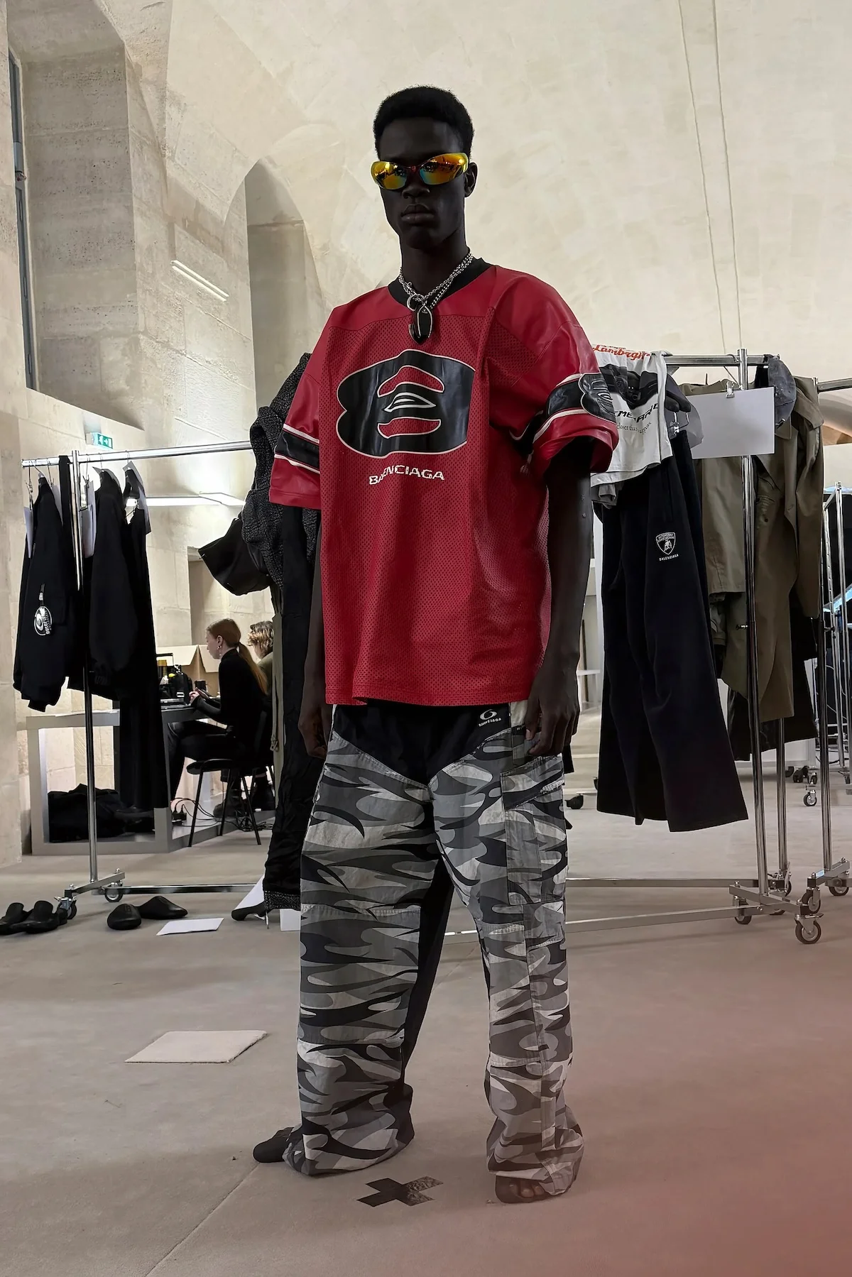 Balenciaga automne 2025 transforme l'ordinaire en extraordinaire