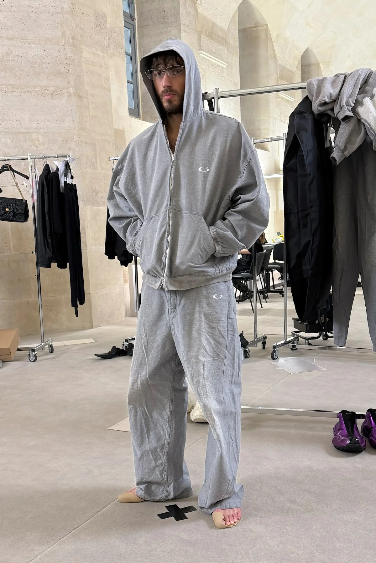 Balenciaga automne 2025 transforme l'ordinaire en extraordinaire