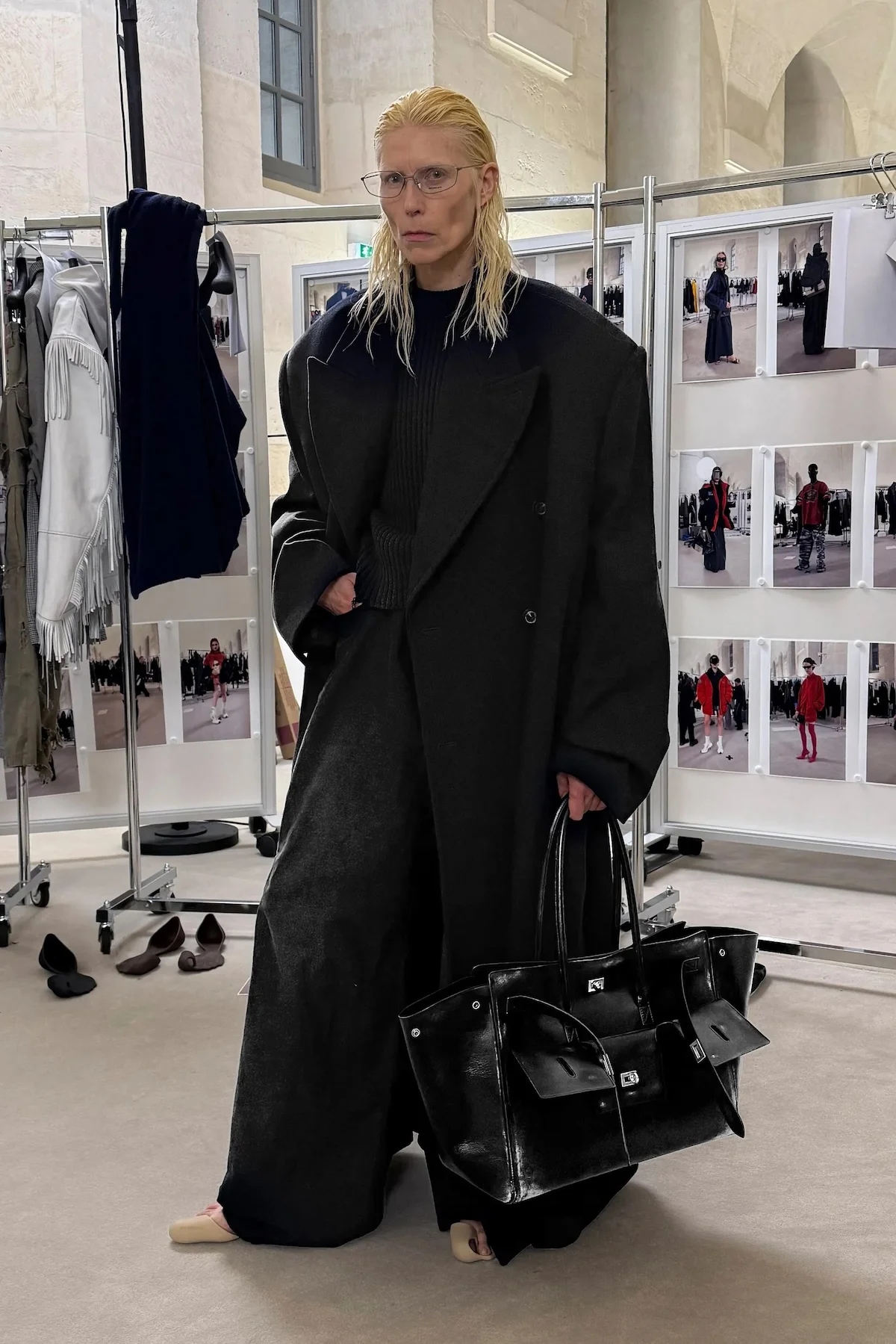 Balenciaga automne 2025 transforme l'ordinaire en extraordinaire
