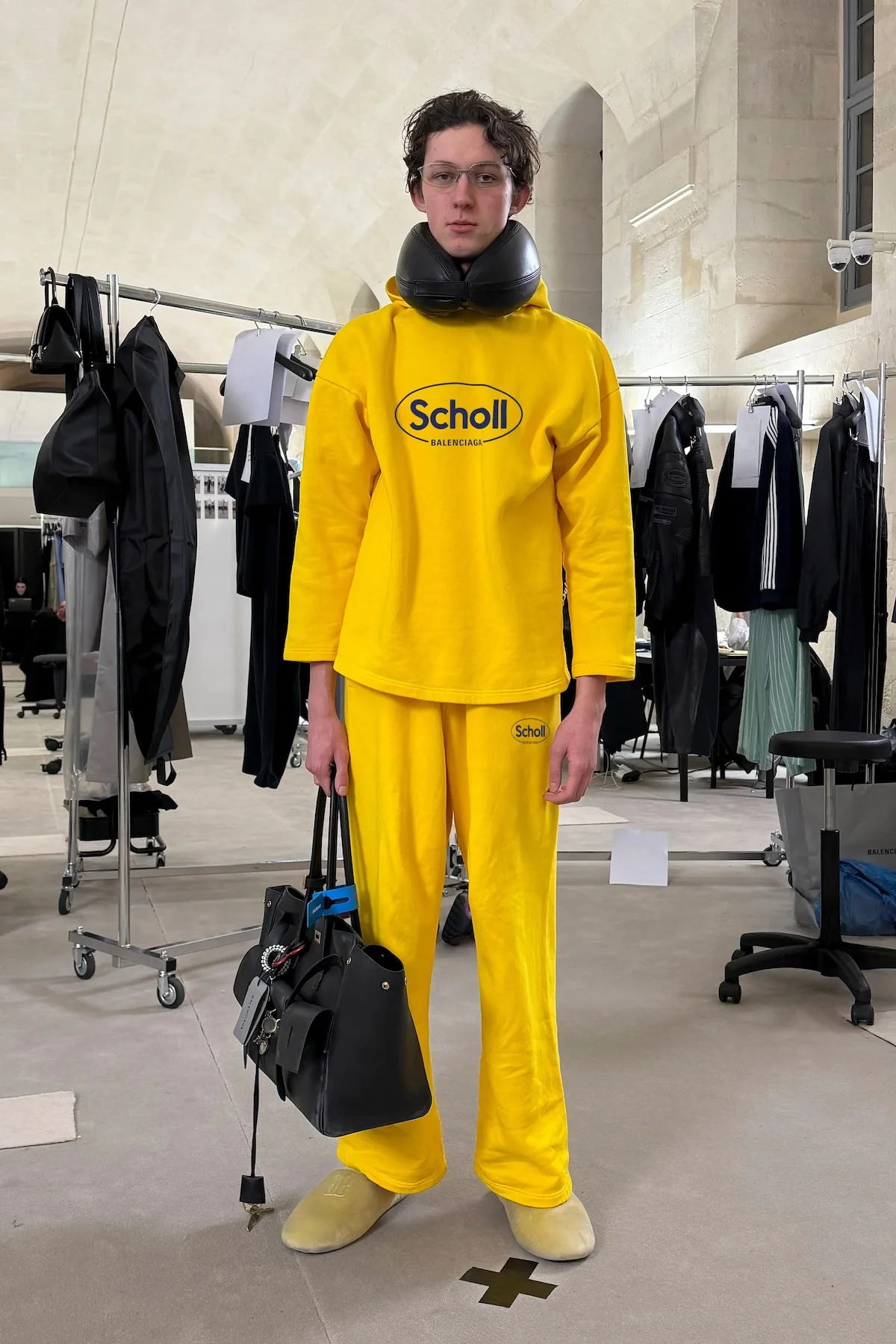 Balenciaga automne 2025 transforme l'ordinaire en extraordinaire