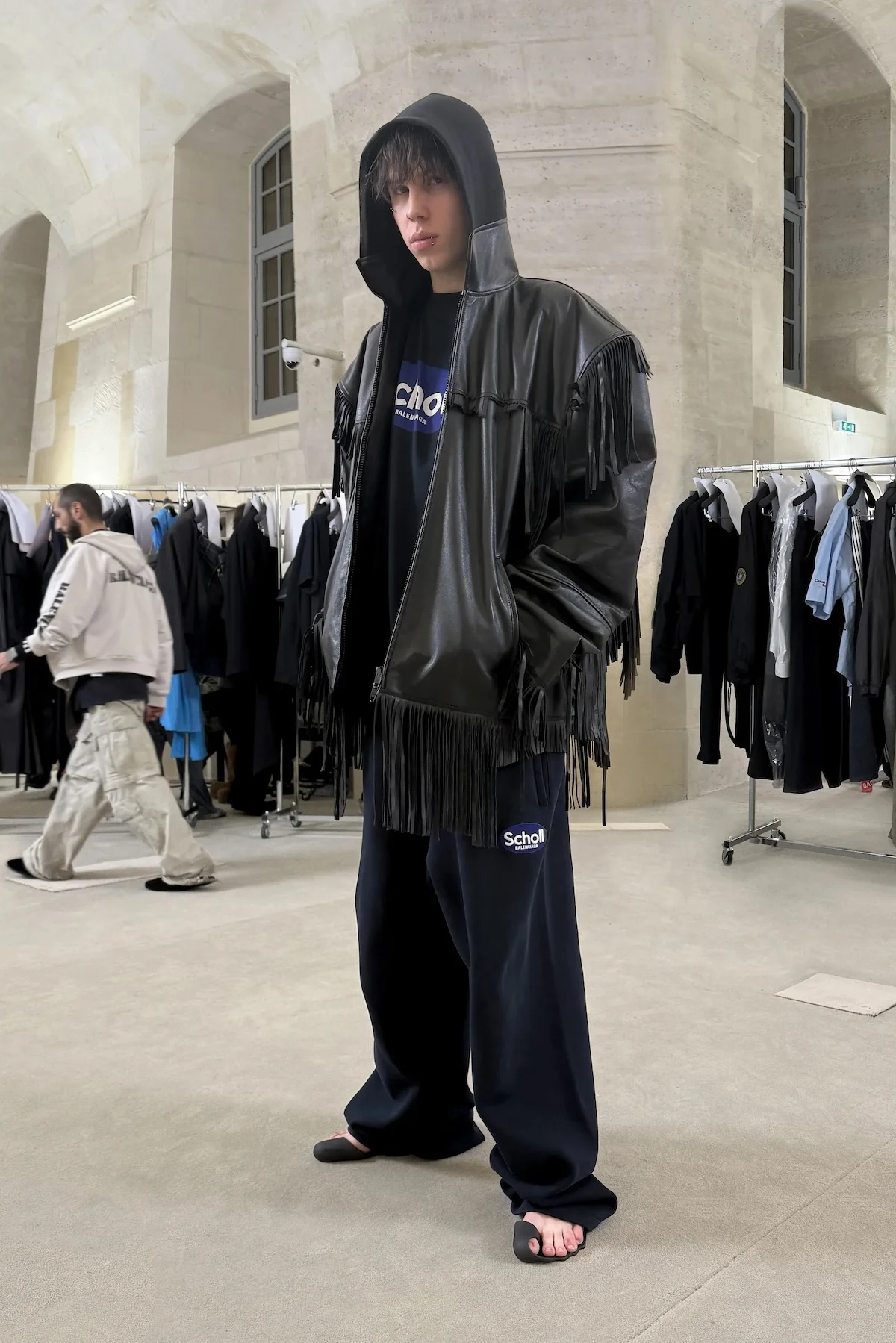 Balenciaga automne 2025 transforme l'ordinaire en extraordinaire