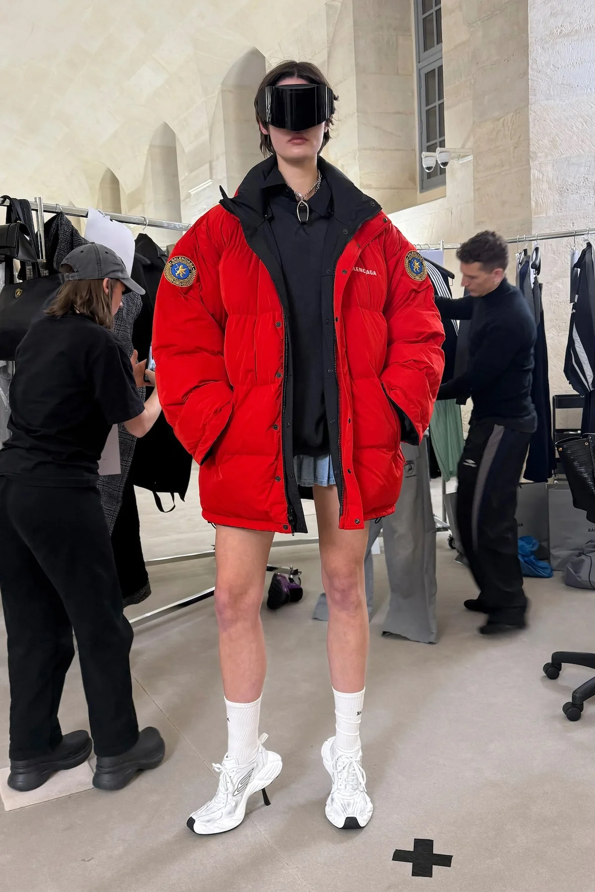 Balenciaga automne 2025 transforme l'ordinaire en extraordinaire