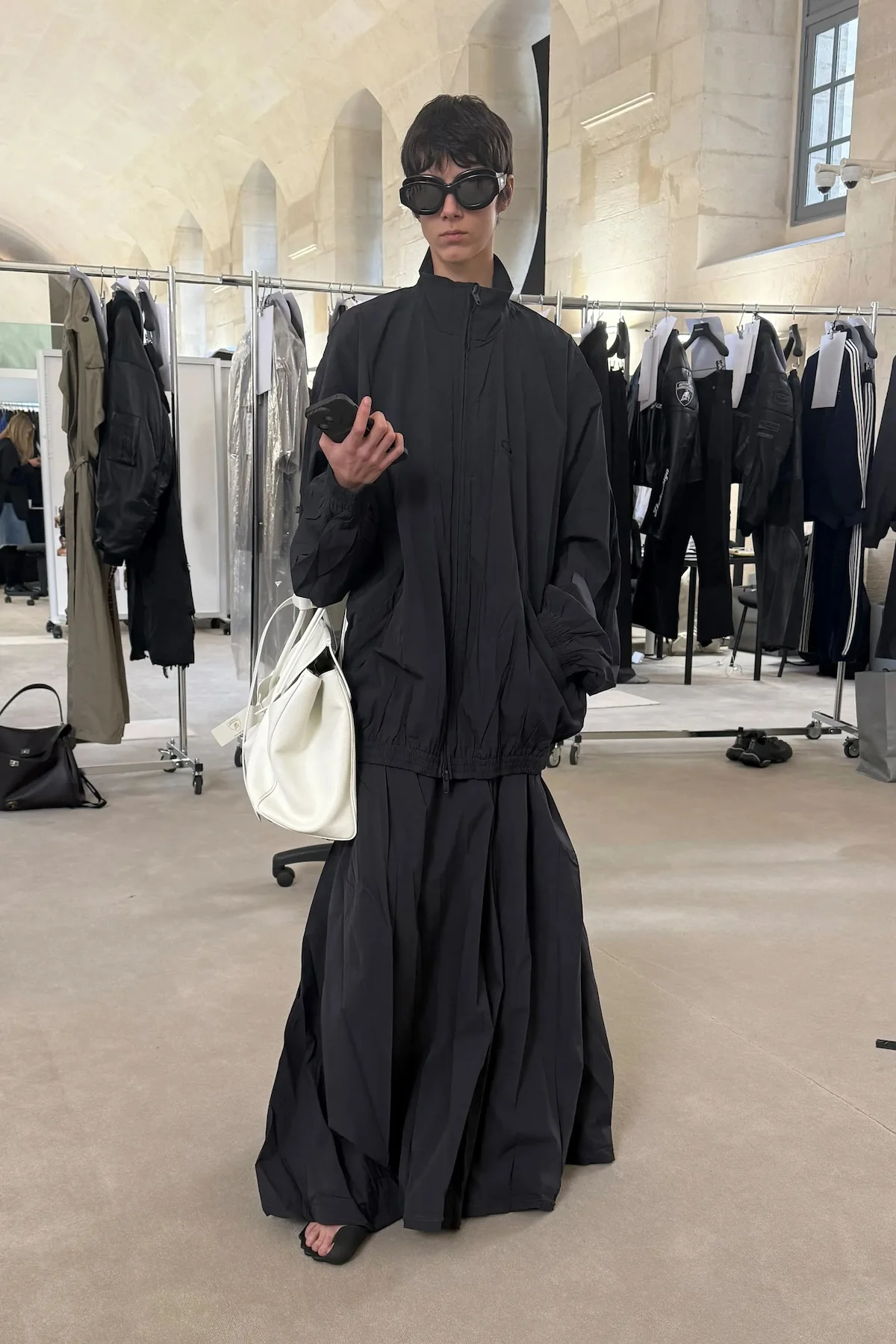Balenciaga automne 2025 transforme l'ordinaire en extraordinaire