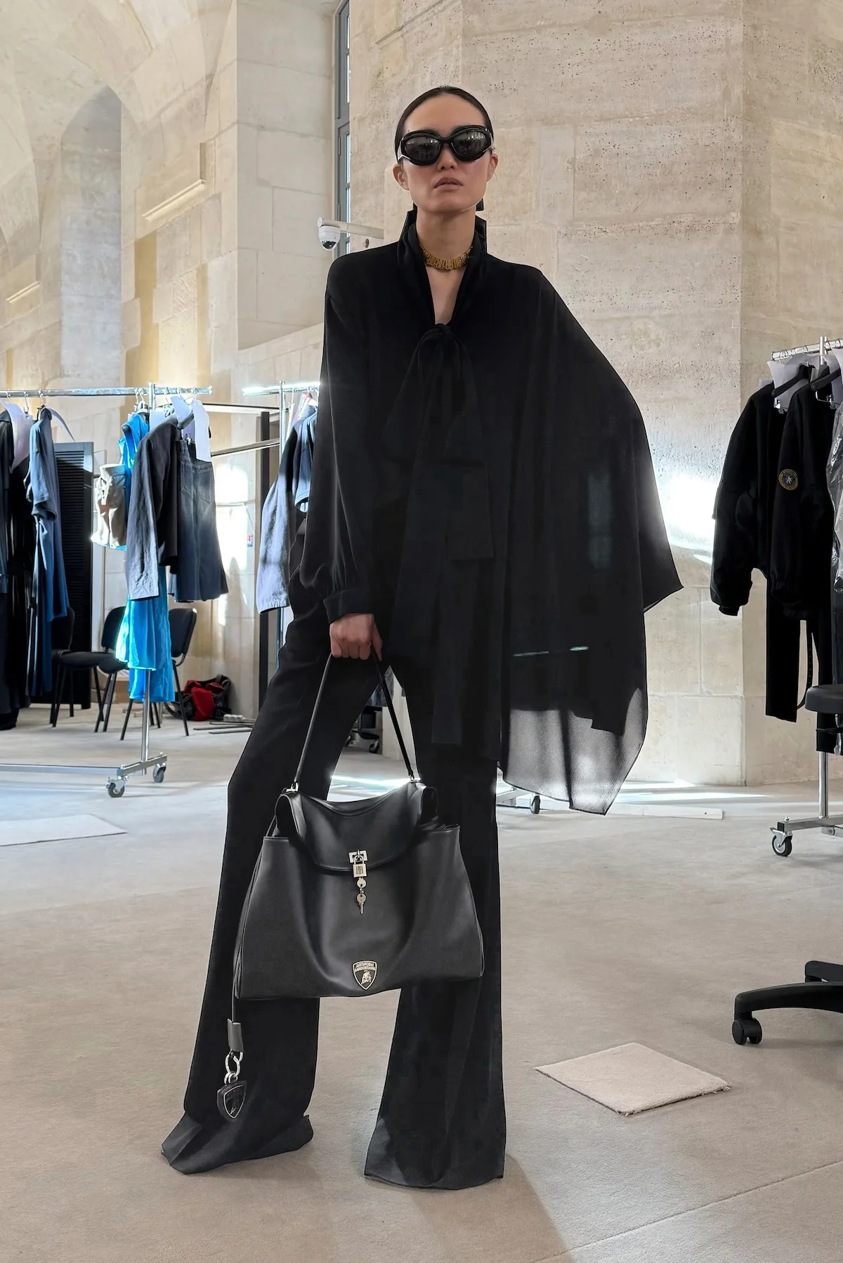 Balenciaga automne 2025 transforme l'ordinaire en extraordinaire