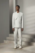 Pour la collection DIOR Men Pré-Automne 2025, Kim Jones marie avec brio les styles formels et décontractés
