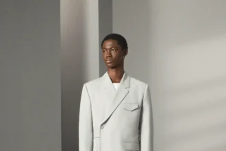 Pour la collection DIOR Men Pré-Automne 2025, Kim Jones marie avec brio les styles formels et décontractés