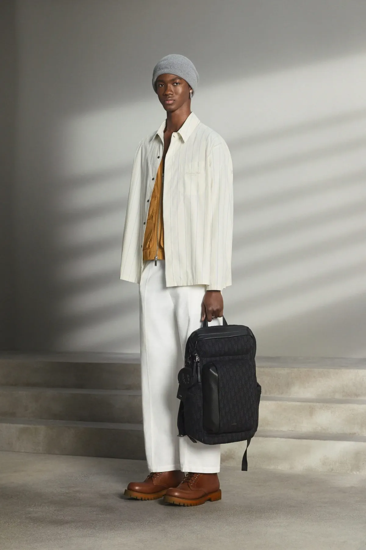 Pour la collection DIOR Men Pré-Automne 2025, Kim Jones marie avec brio les styles formels et décontractés