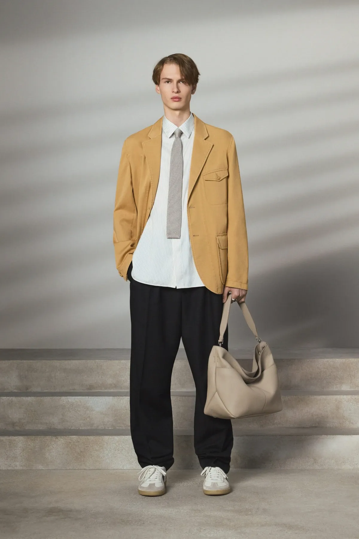 Pour la collection DIOR Men Pré-Automne 2025, Kim Jones marie avec brio les styles formels et décontractés