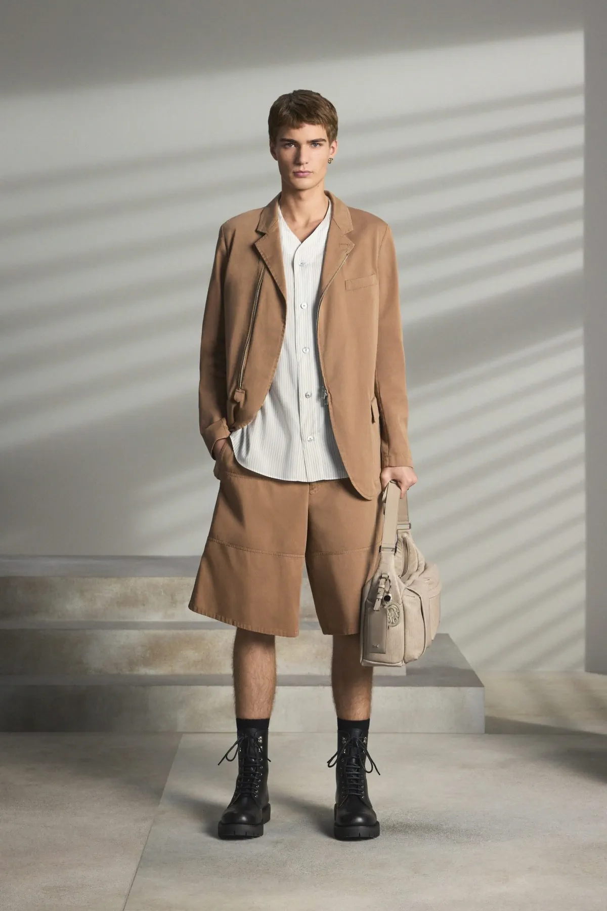 Pour la collection DIOR Men Pré-Automne 2025, Kim Jones marie avec brio les styles formels et décontractés