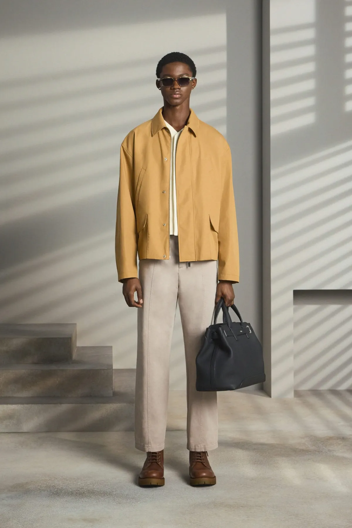 Pour la collection DIOR Men Pré-Automne 2025, Kim Jones marie avec brio les styles formels et décontractés