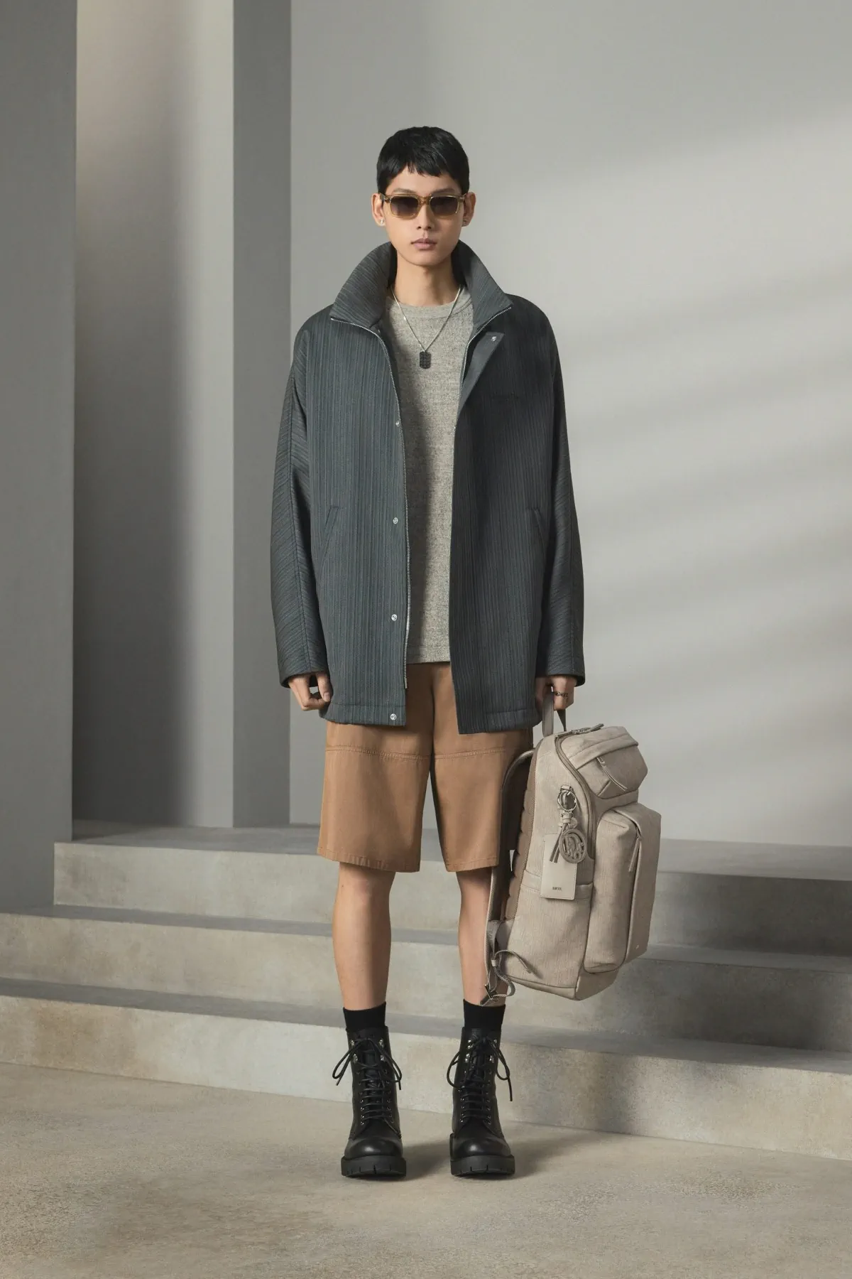 Pour la collection DIOR Men Pré-Automne 2025, Kim Jones marie avec brio les styles formels et décontractés