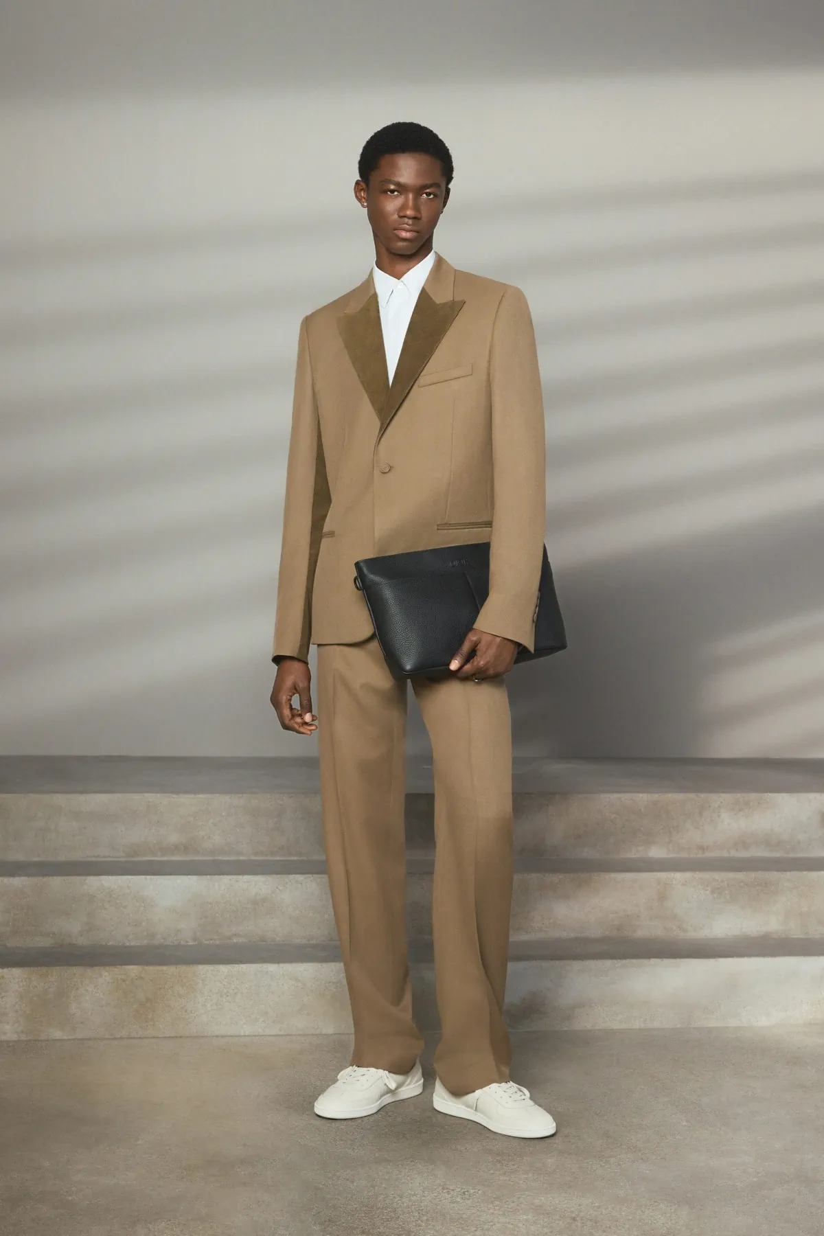 Pour la collection DIOR Men Pré-Automne 2025, Kim Jones marie avec brio les styles formels et décontractés