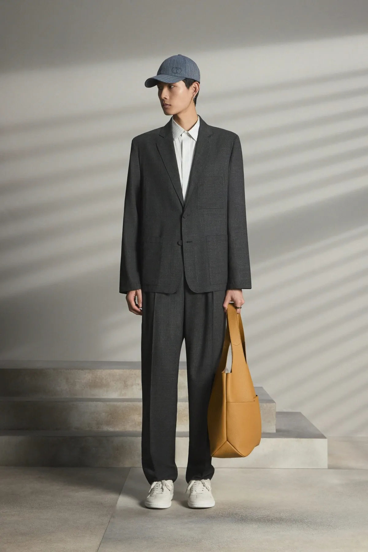 Pour la collection DIOR Men Pré-Automne 2025, Kim Jones marie avec brio les styles formels et décontractés