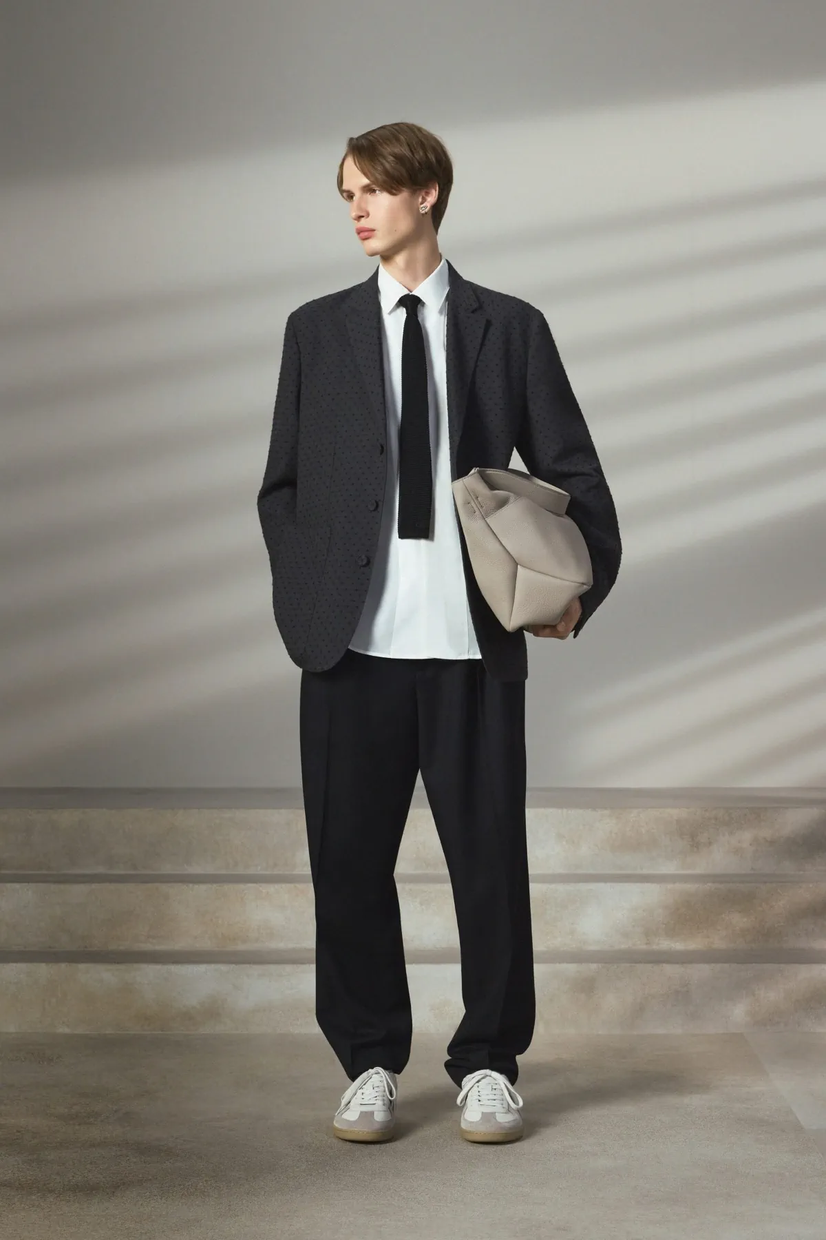 Pour la collection DIOR Men Pré-Automne 2025, Kim Jones marie avec brio les styles formels et décontractés