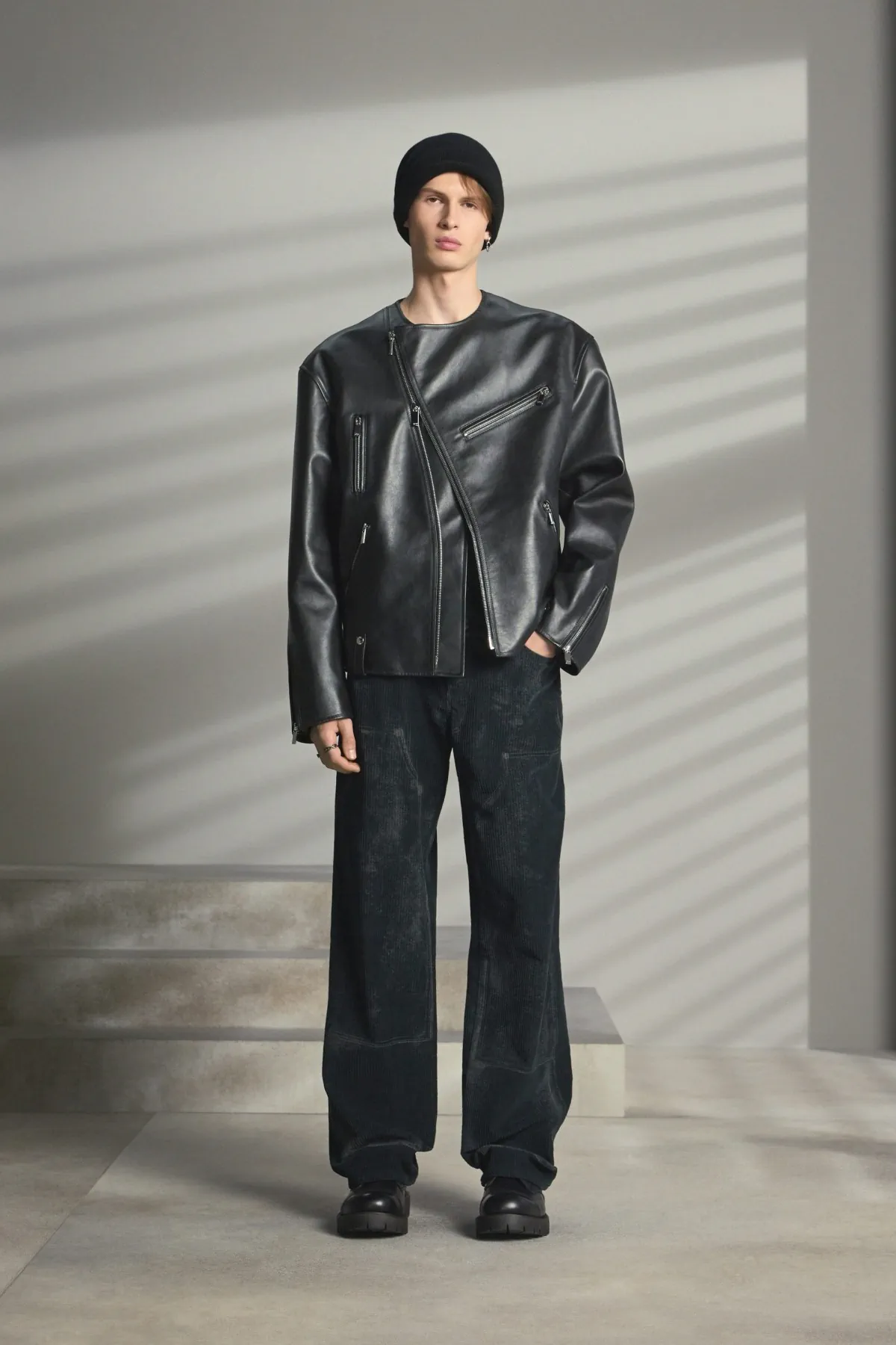 Pour la collection DIOR Men Pré-Automne 2025, Kim Jones marie avec brio les styles formels et décontractés