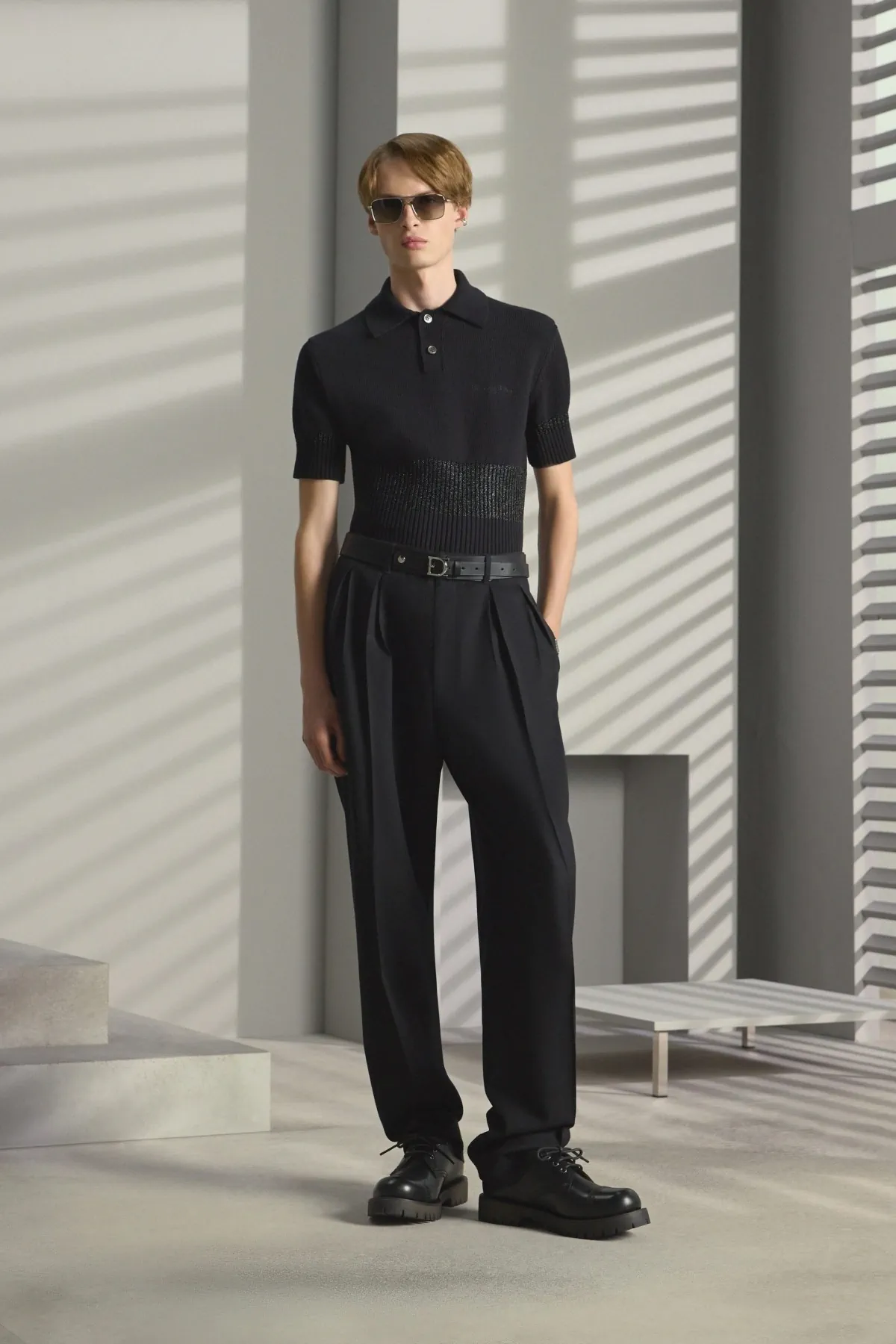 Pour la collection DIOR Men Pré-Automne 2025, Kim Jones marie avec brio les styles formels et décontractés