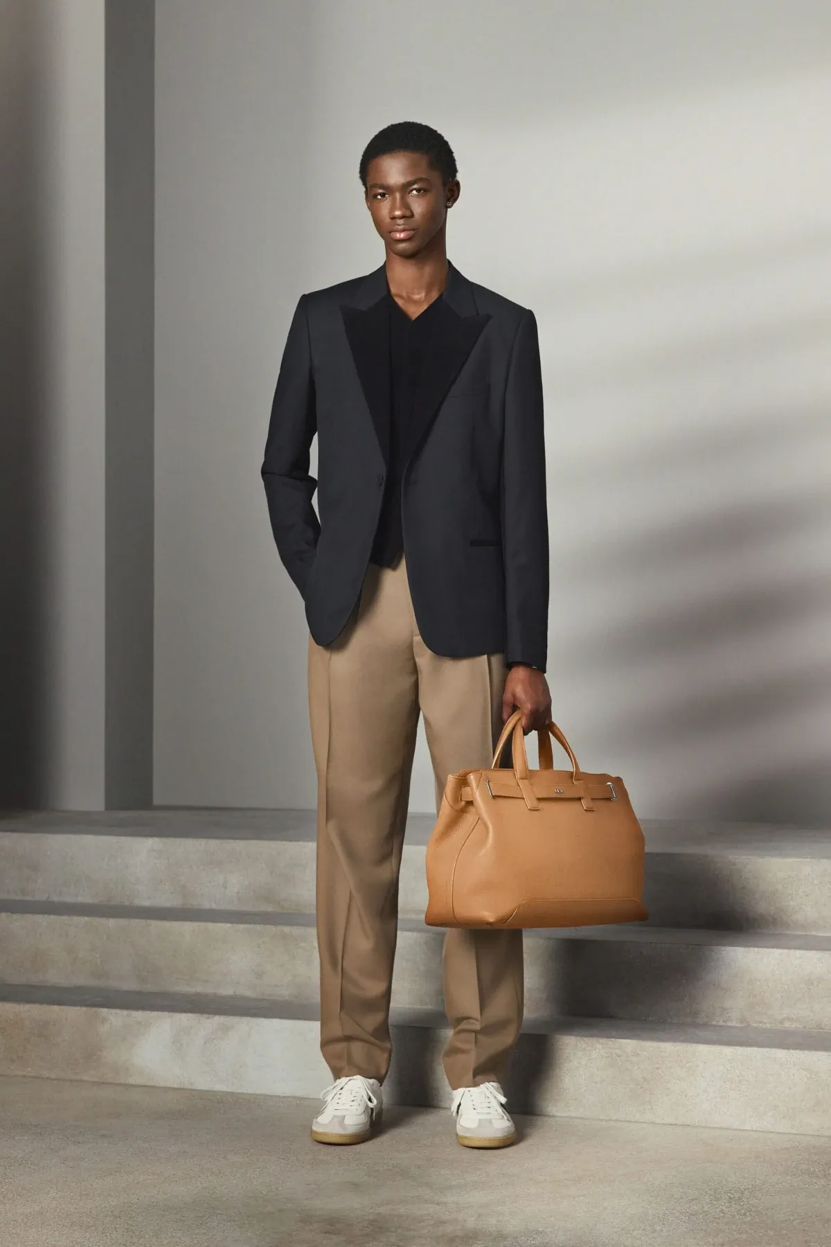 Pour la collection DIOR Men Pré-Automne 2025, Kim Jones marie avec brio les styles formels et décontractés