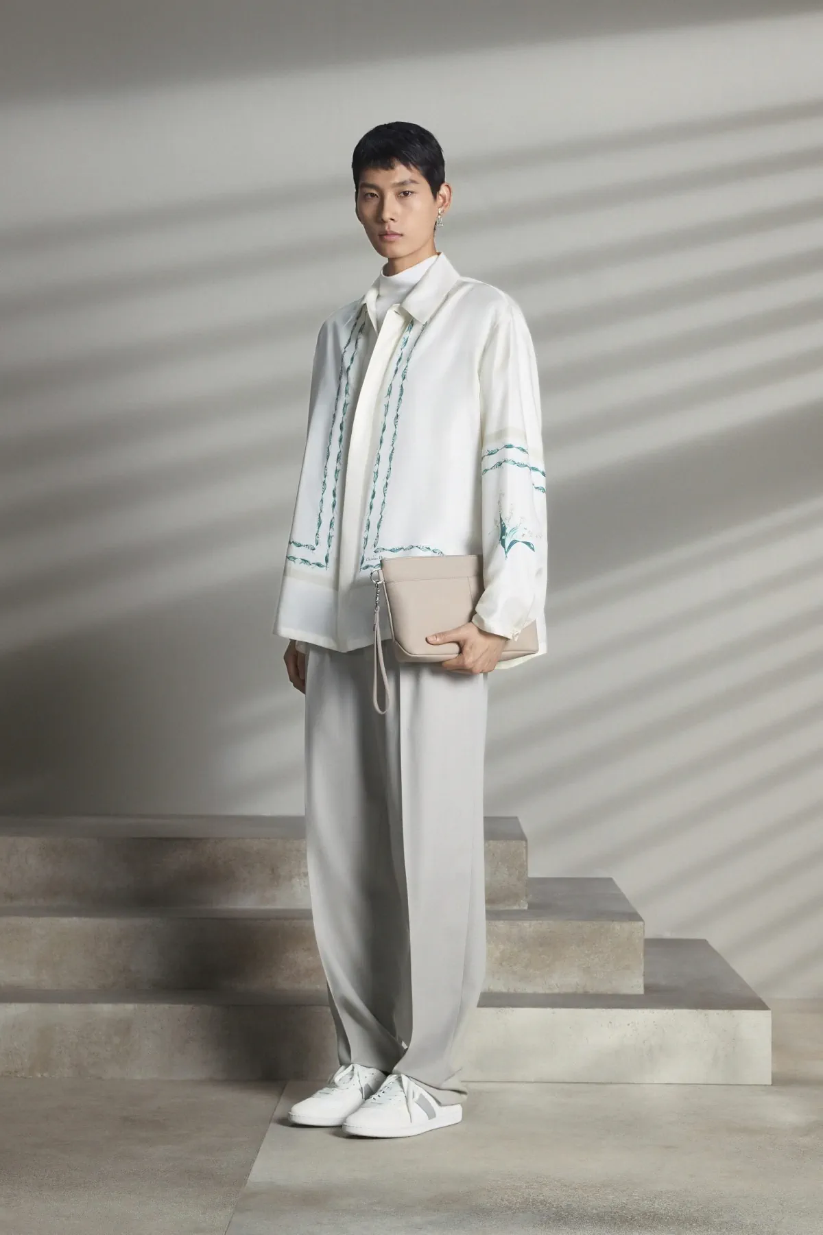Pour la collection DIOR Men Pré-Automne 2025, Kim Jones marie avec brio les styles formels et décontractés