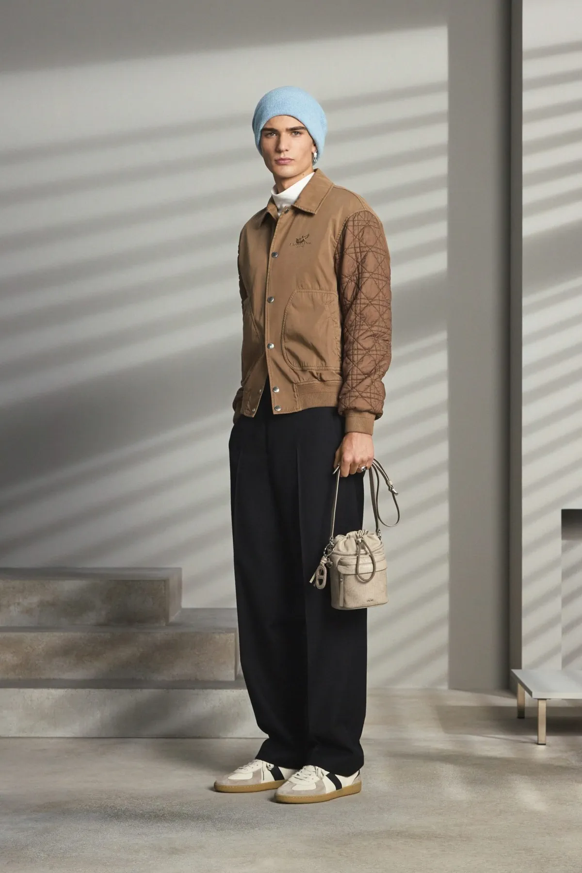 Pour la collection DIOR Men Pré-Automne 2025, Kim Jones marie avec brio les styles formels et décontractés