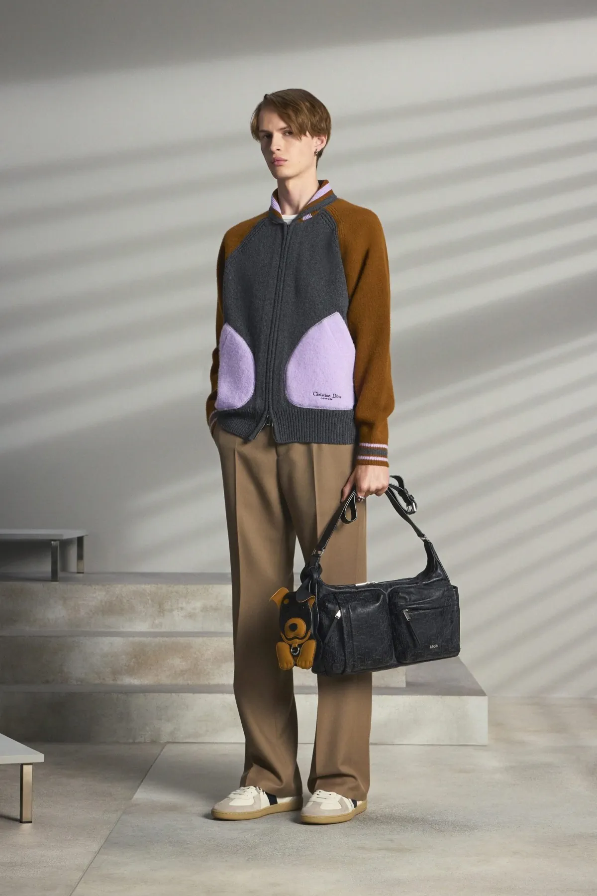 Pour la collection DIOR Men Pré-Automne 2025, Kim Jones marie avec brio les styles formels et décontractés