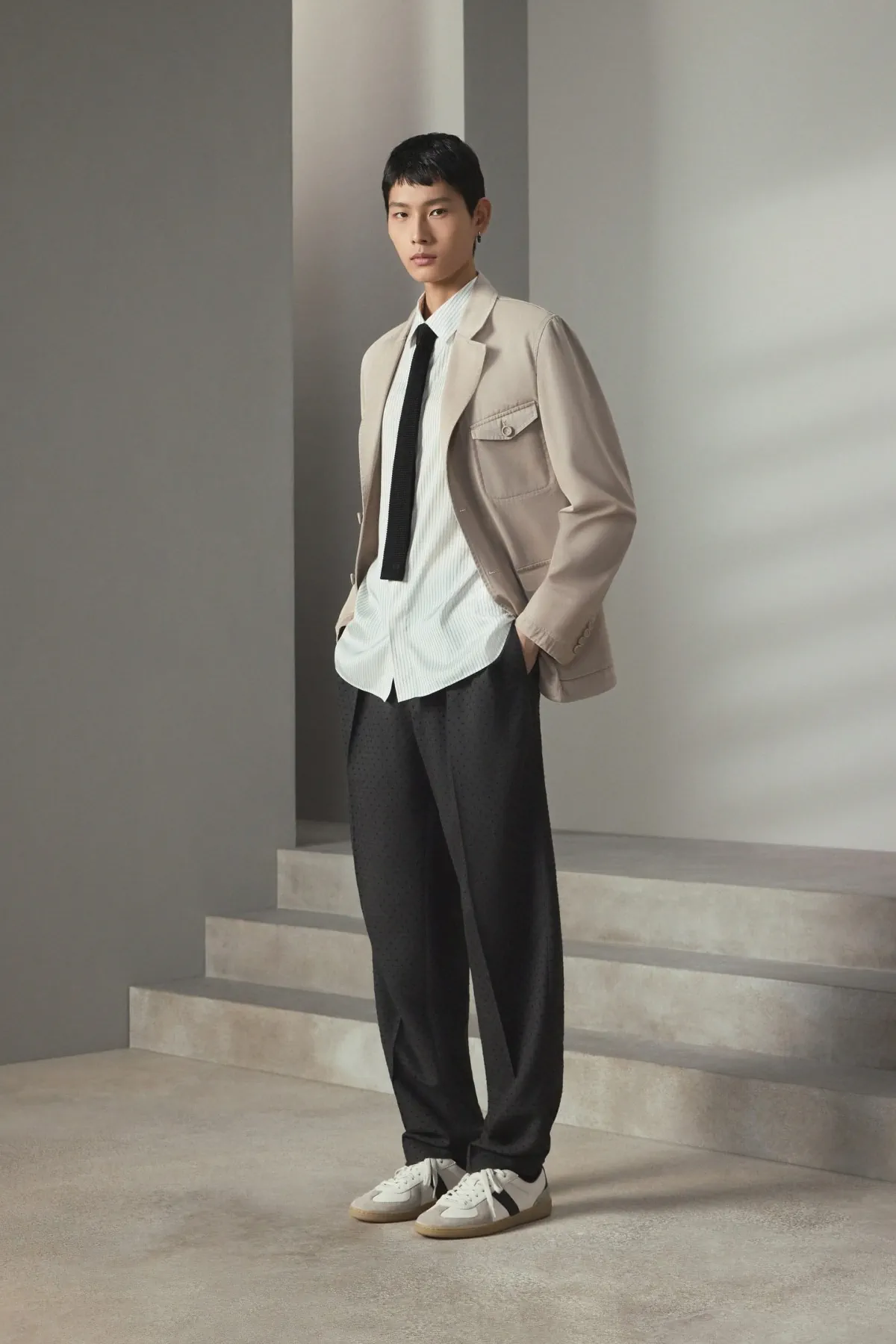 Pour la collection DIOR Men Pré-Automne 2025, Kim Jones marie avec brio les styles formels et décontractés