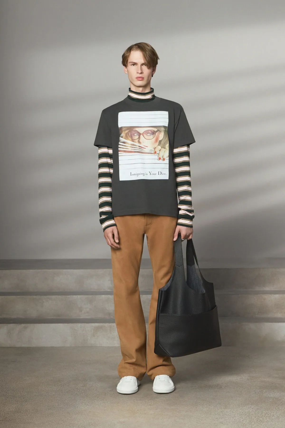 Pour la collection DIOR Men Pré-Automne 2025, Kim Jones marie avec brio les styles formels et décontractés