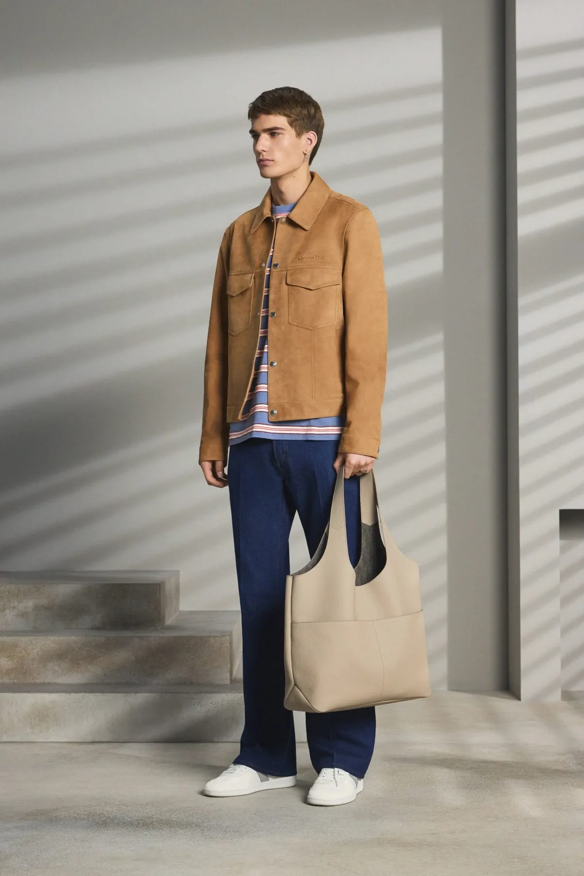 Pour la collection DIOR Men Pré-Automne 2025, Kim Jones marie avec brio les styles formels et décontractés