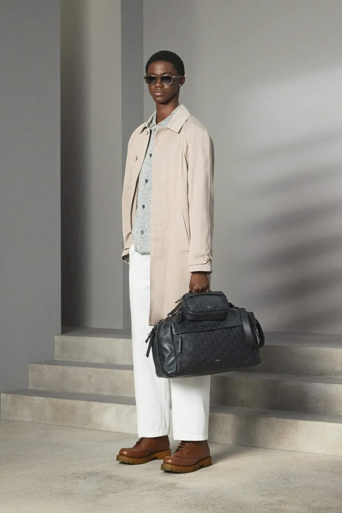 Pour la collection DIOR Men Pré-Automne 2025, Kim Jones marie avec brio les styles formels et décontractés