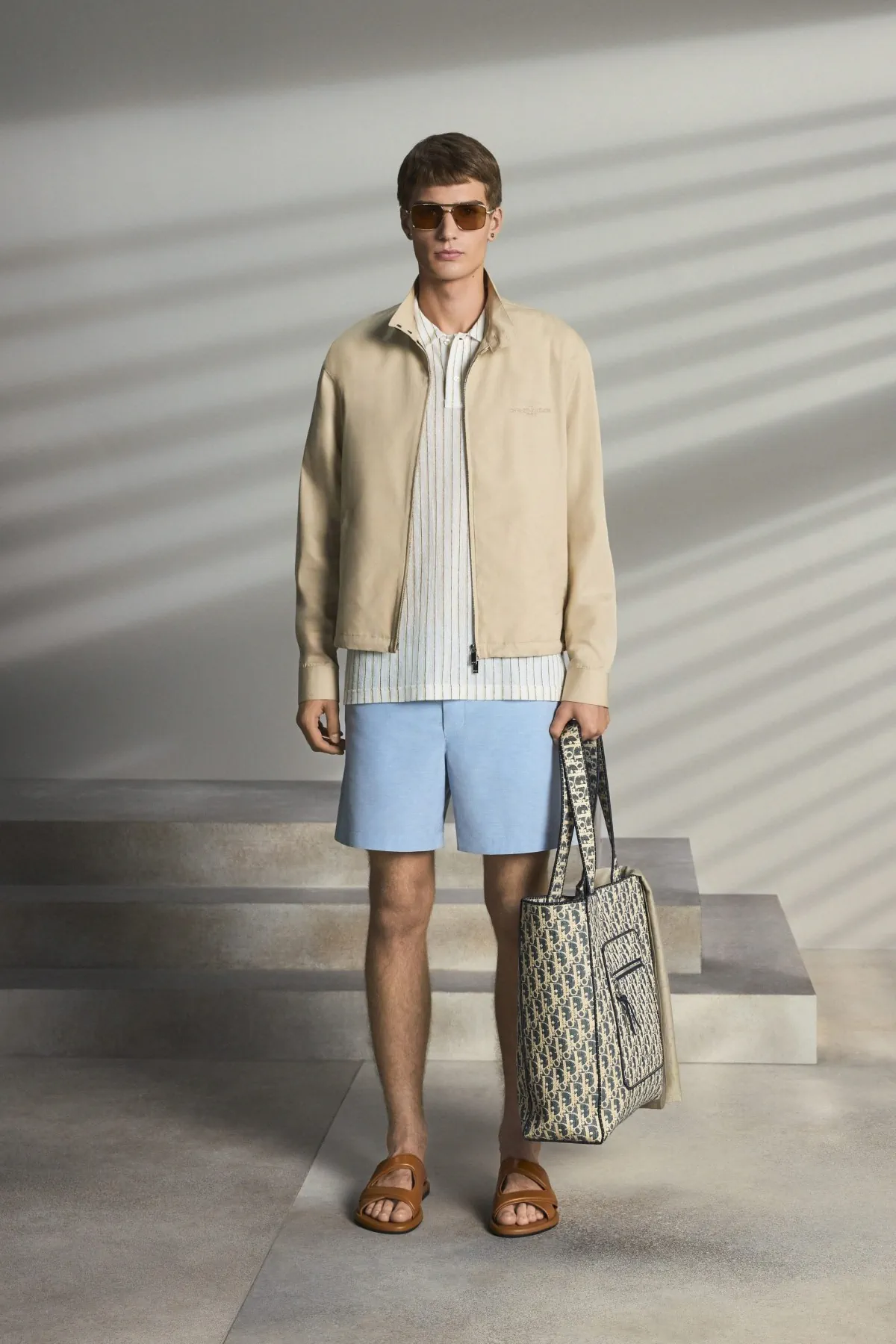 Pour la collection DIOR Men Pré-Automne 2025, Kim Jones marie avec brio les styles formels et décontractés