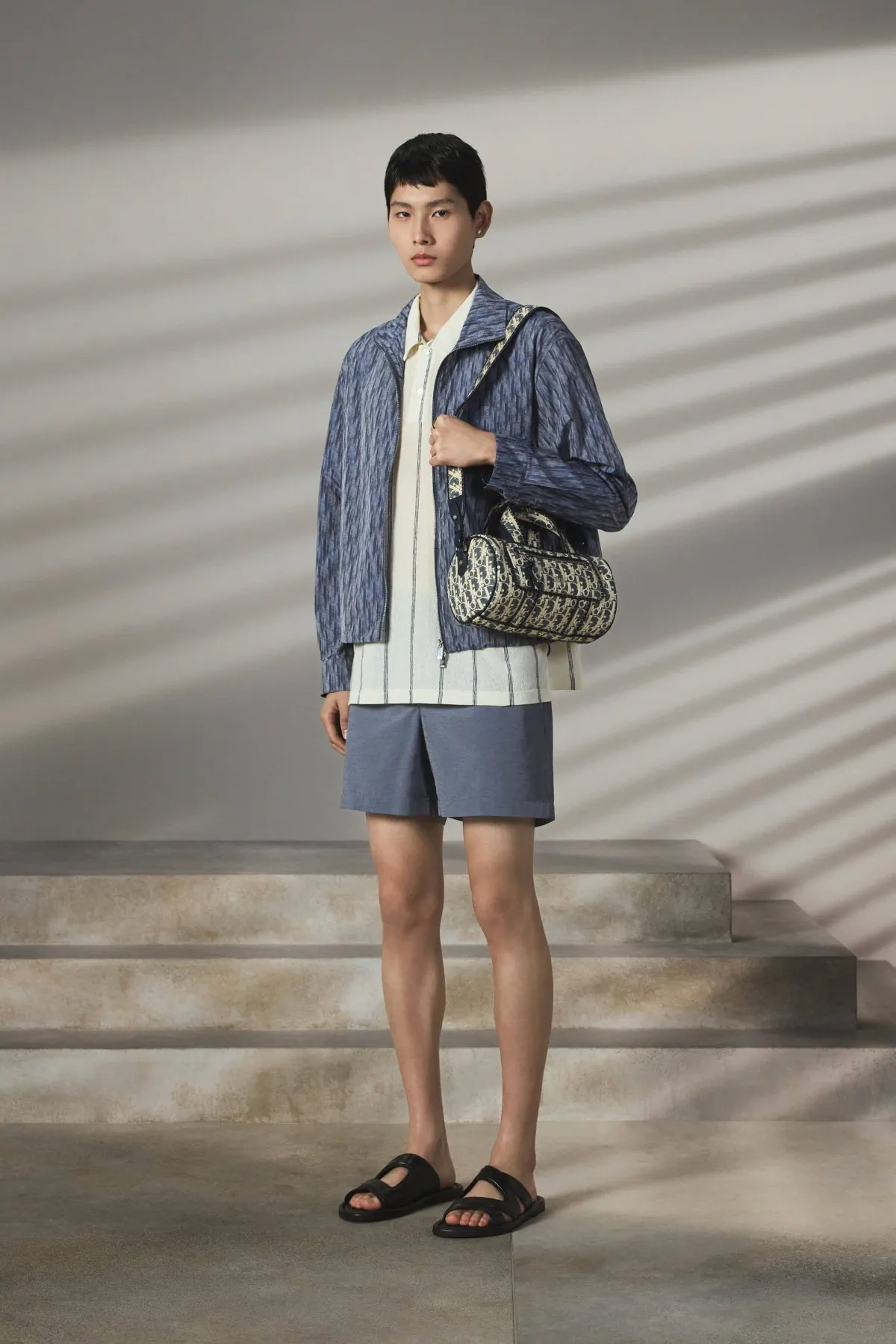 Pour la collection DIOR Men Pré-Automne 2025, Kim Jones marie avec brio les styles formels et décontractés