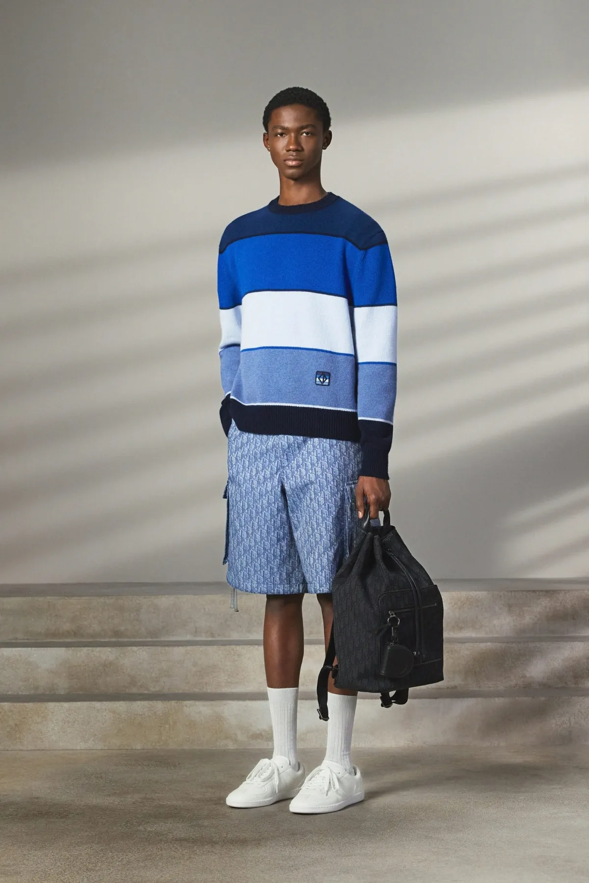 Pour la collection DIOR Men Pré-Automne 2025, Kim Jones marie avec brio les styles formels et décontractés