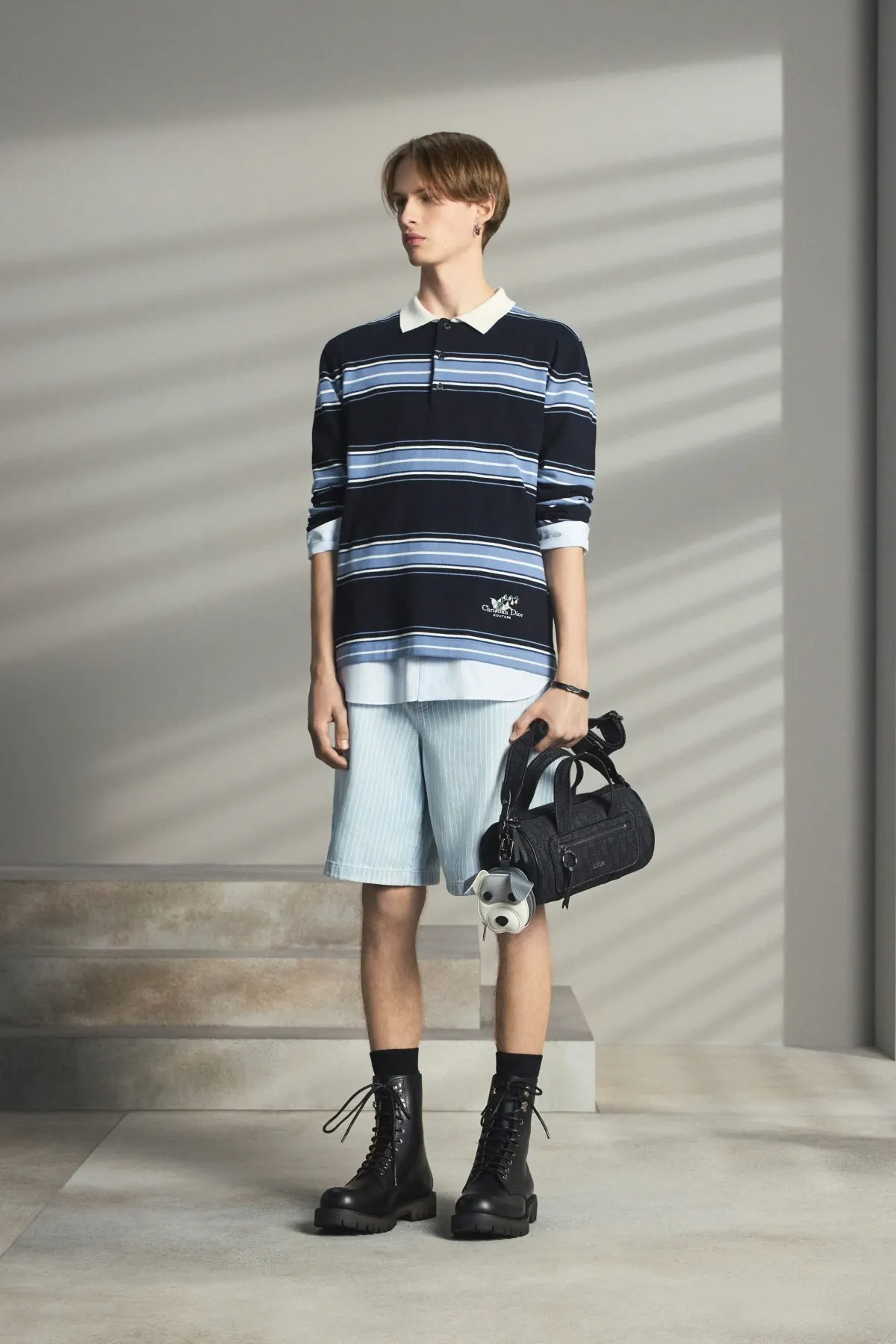 Pour la collection DIOR Men Pré-Automne 2025, Kim Jones marie avec brio les styles formels et décontractés