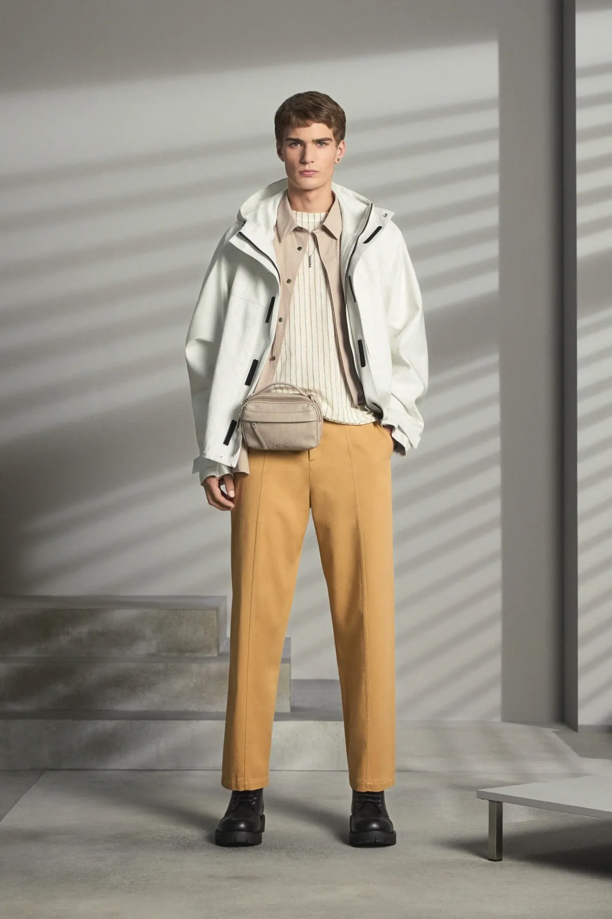 Pour la collection DIOR Men Pré-Automne 2025, Kim Jones marie avec brio les styles formels et décontractés