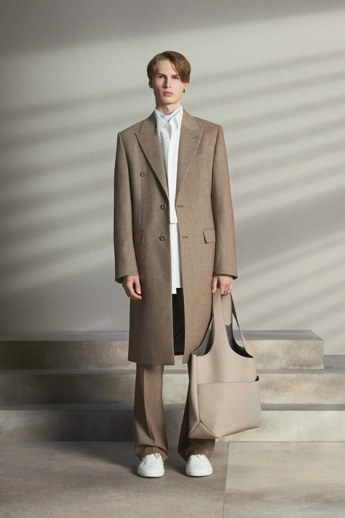 Pour la collection DIOR Men Pré-Automne 2025, Kim Jones marie avec brio les styles formels et décontractés
