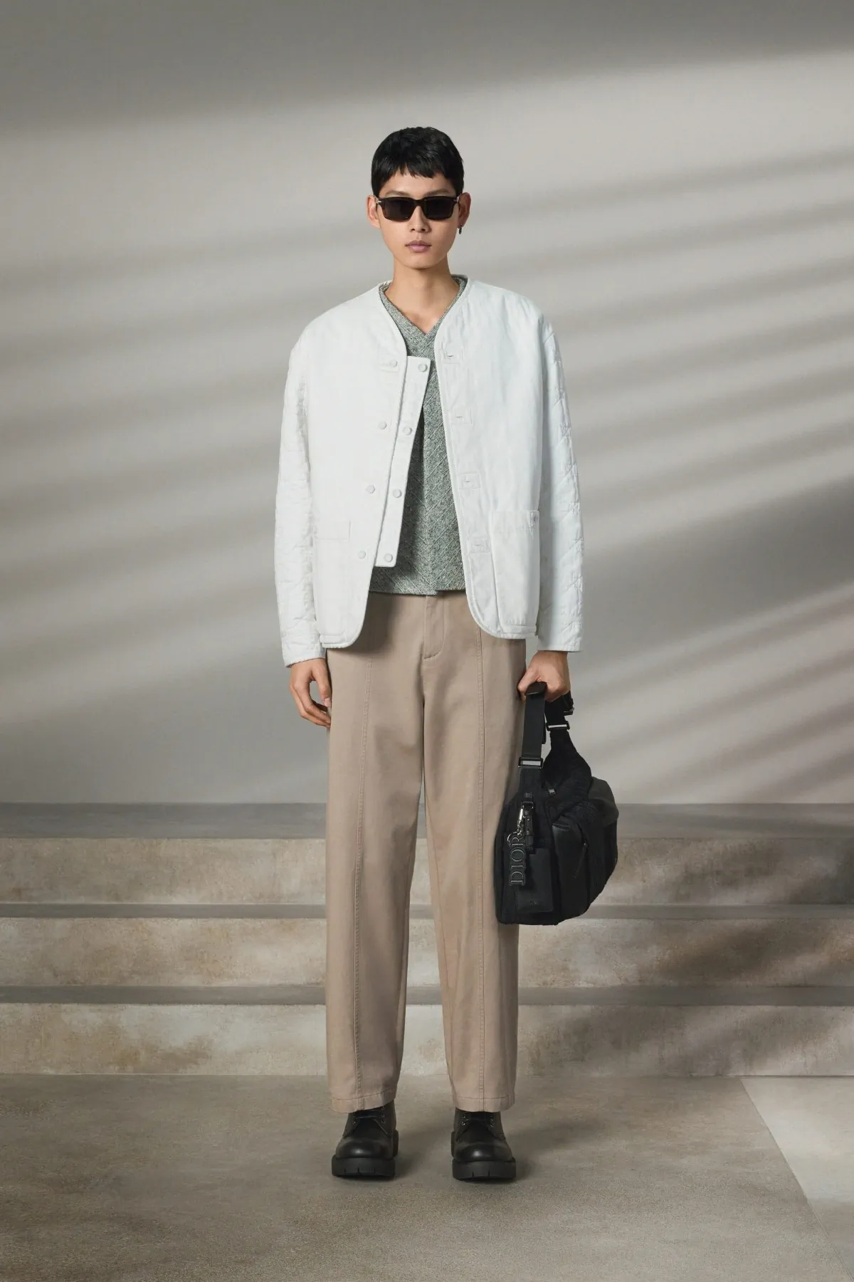 Pour la collection DIOR Men Pré-Automne 2025, Kim Jones marie avec brio les styles formels et décontractés