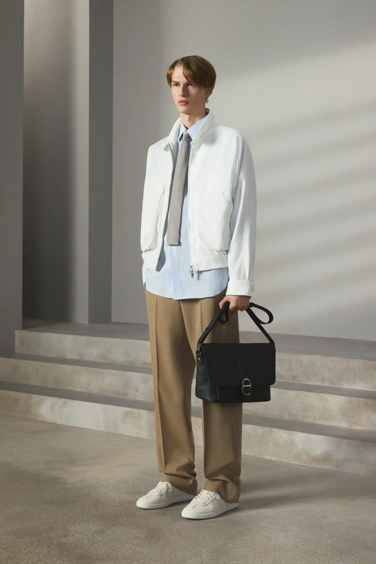 Pour la collection DIOR Men Pré-Automne 2025, Kim Jones marie avec brio les styles formels et décontractés