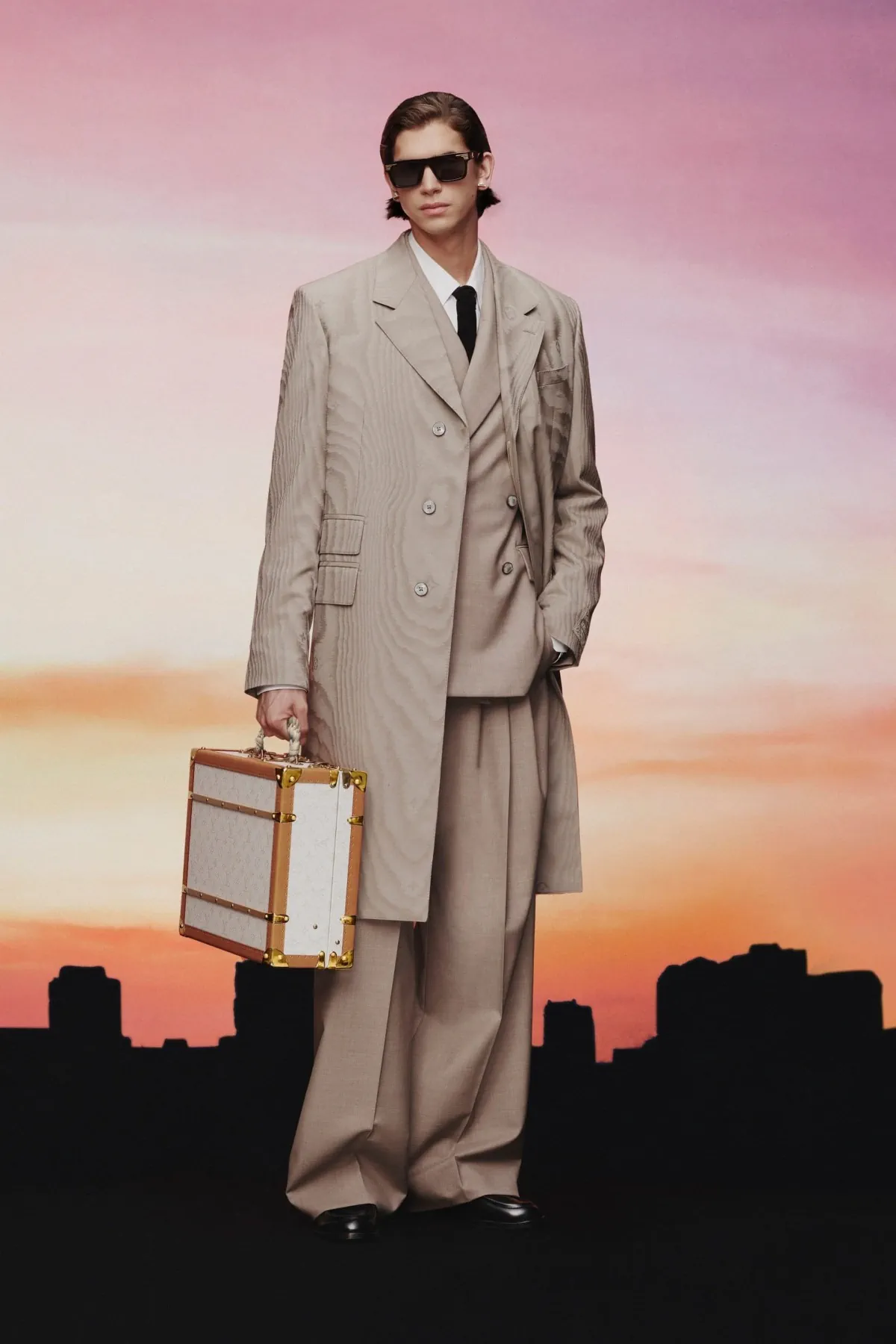 La collection Louis Vuitton Pré-Automne 2025 dévoile le rêve d'un dandy à Miami