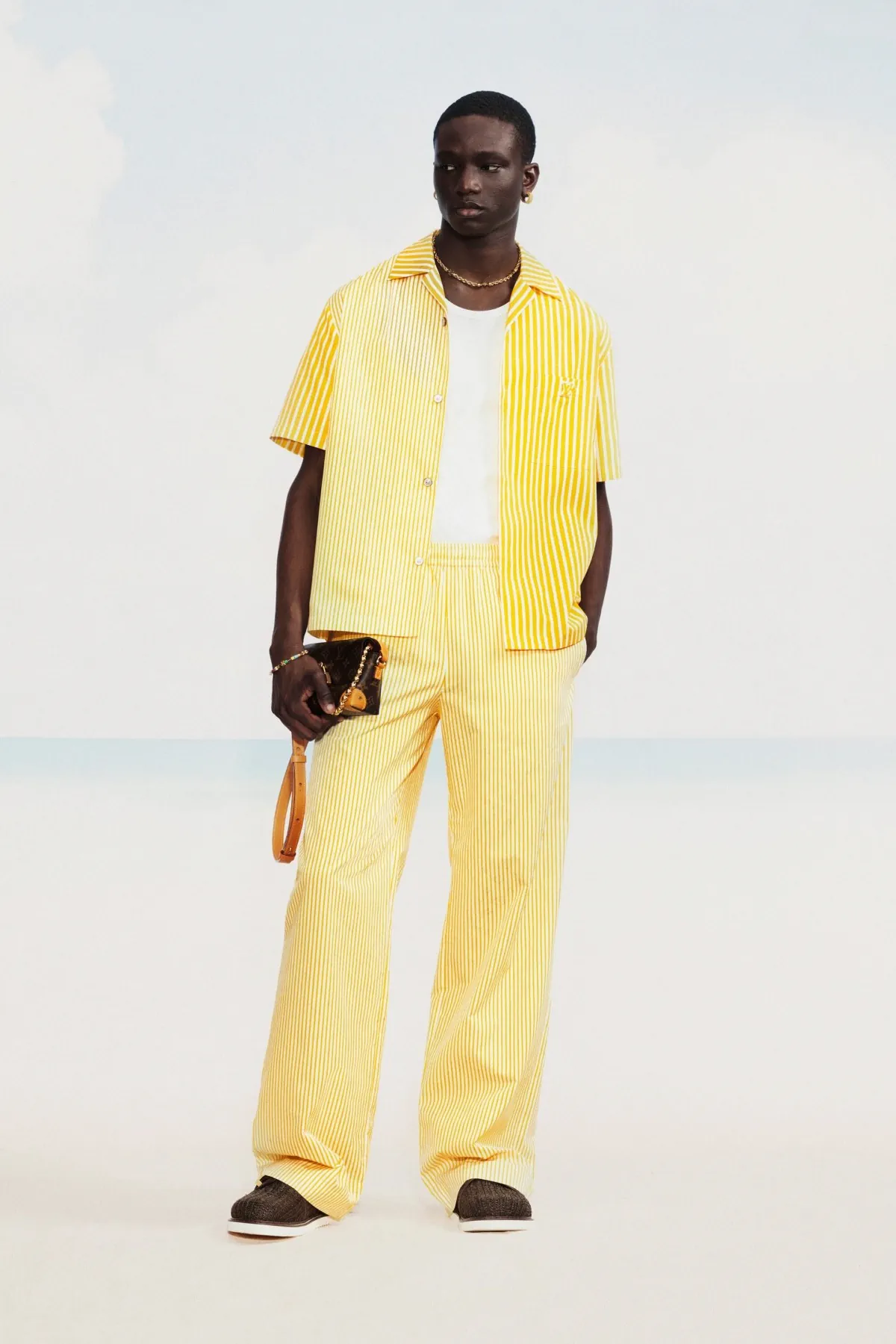 La collection Louis Vuitton Pré-Automne 2025 dévoile le rêve d'un dandy à Miami