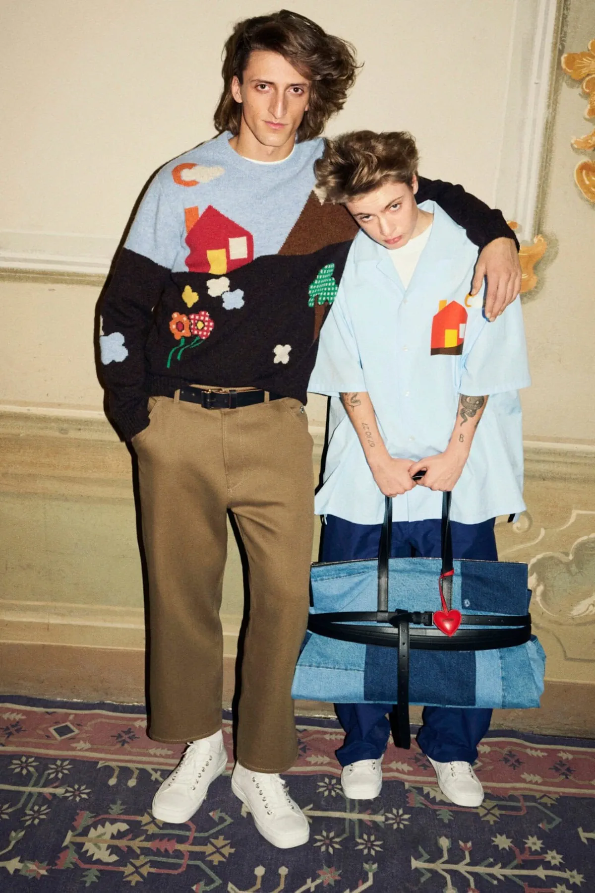 La collection Moschino automne 2025 offre une vision ludique de la mode masculine