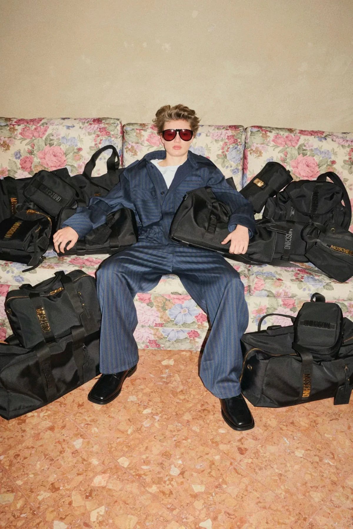 La collection Moschino automne 2025 offre une vision ludique de la mode masculine