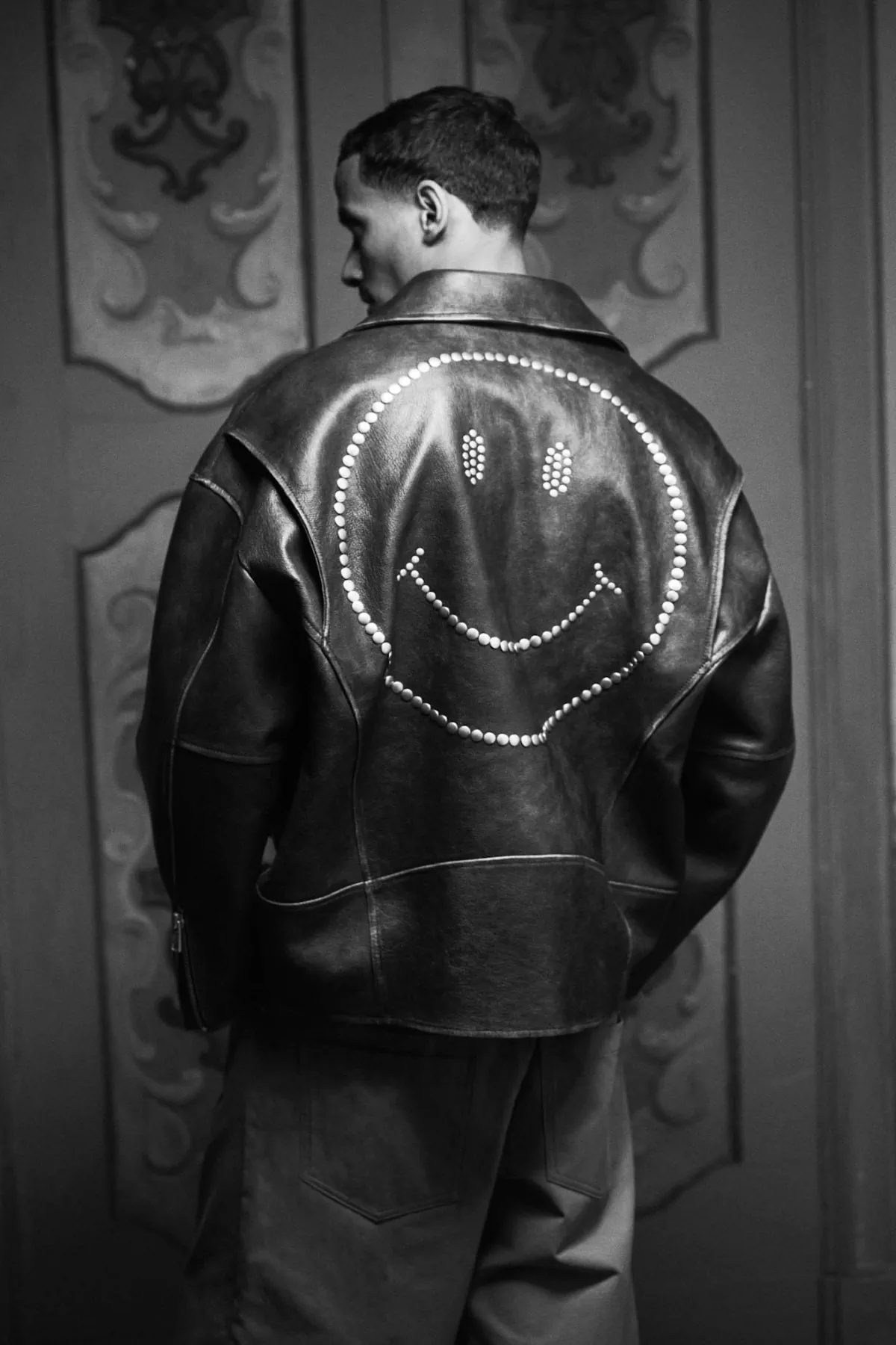 La collection Moschino automne 2025 offre une vision ludique de la mode masculine