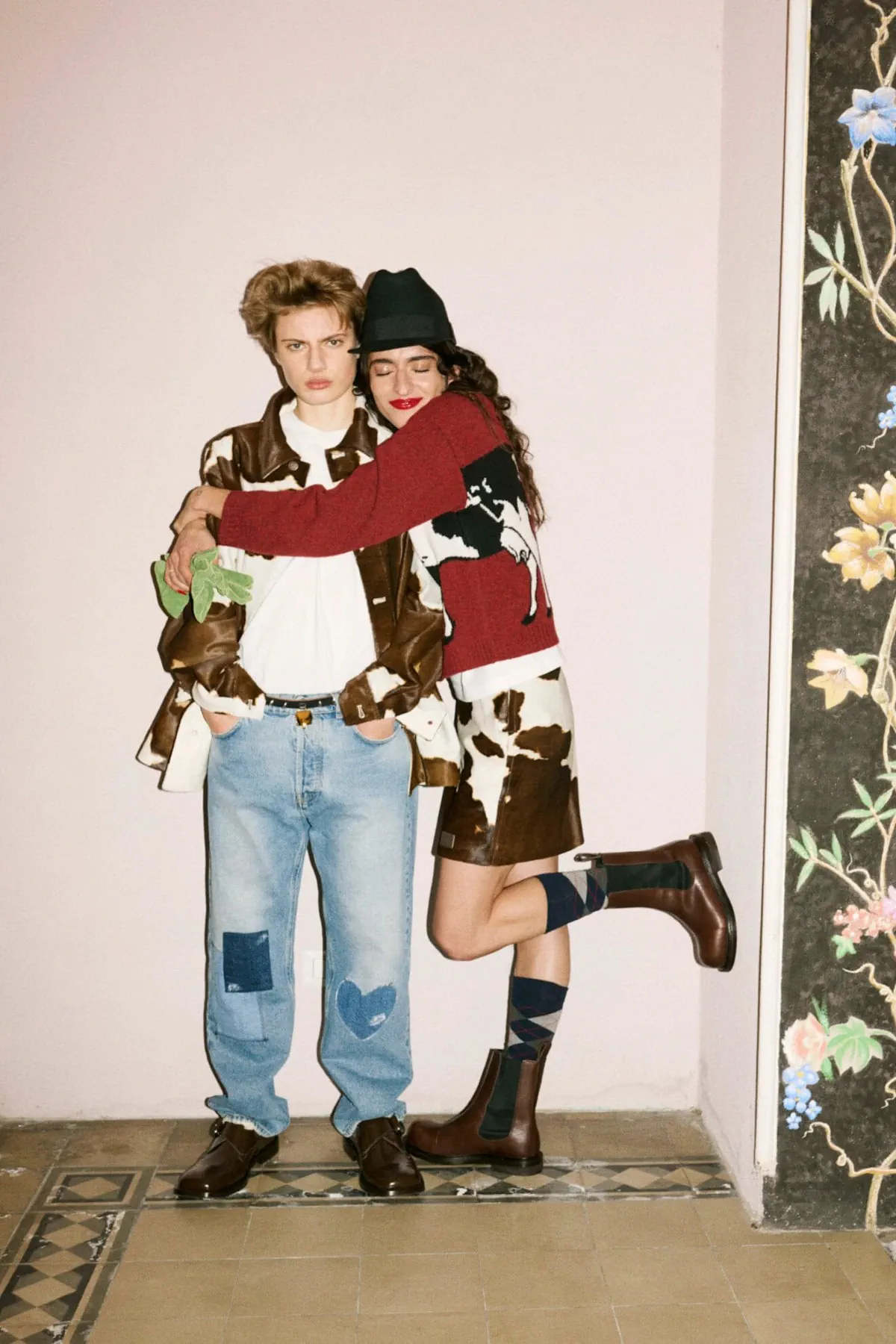 La collection Moschino automne 2025 offre une vision ludique de la mode masculine
